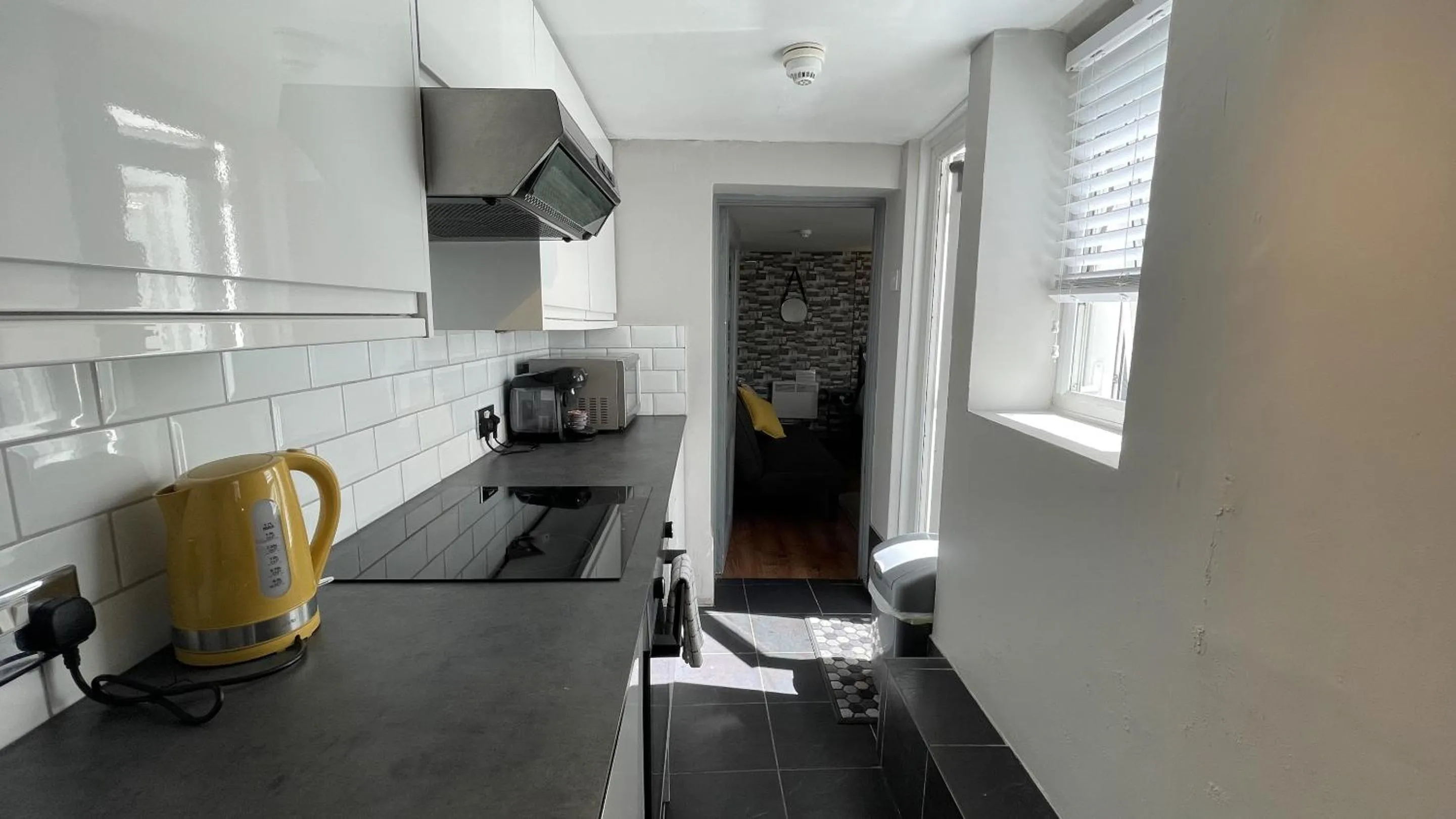 Kitchen or kitchenette in EI8HT Brighton Guest Accommodation