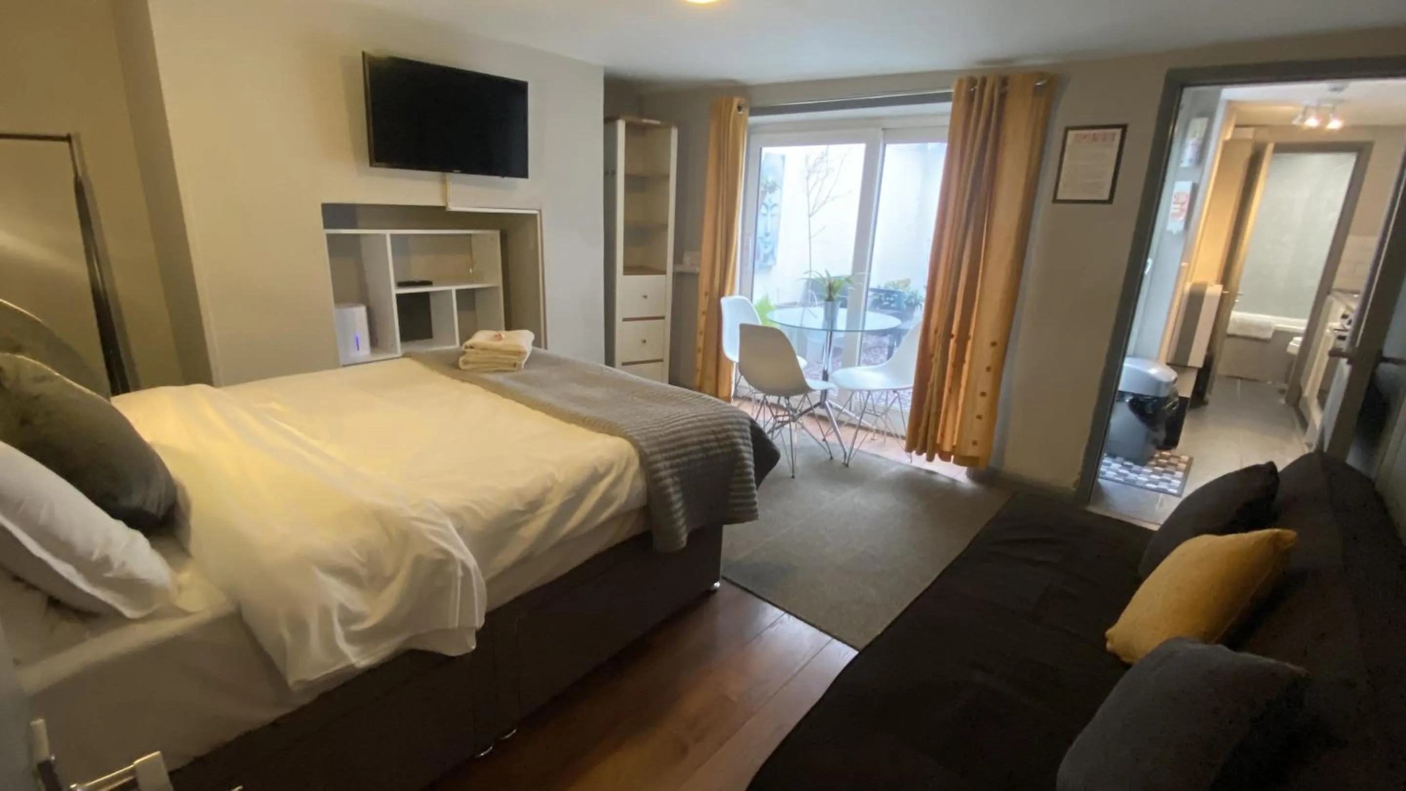 Bedroom, Bed in EI8HT Brighton Guest Accommodation