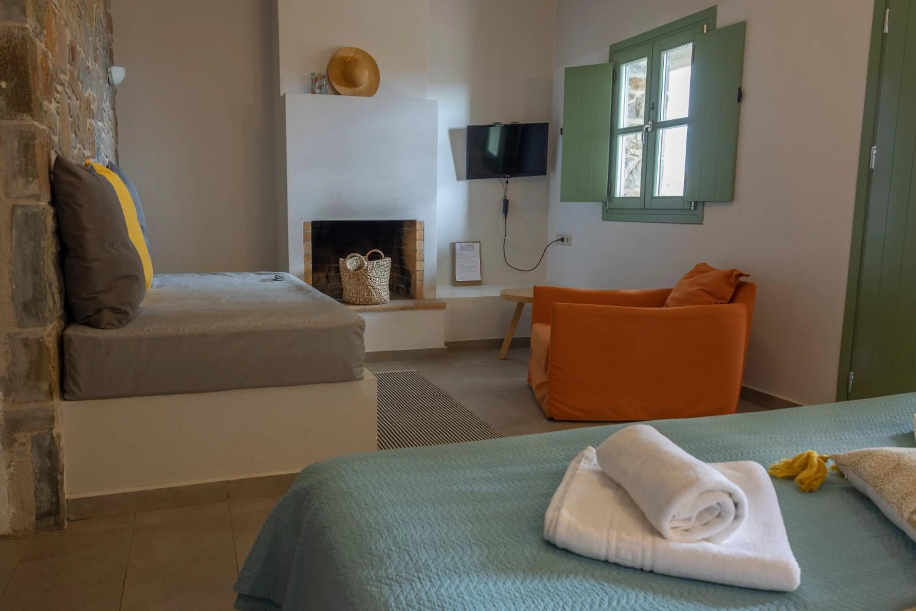 Seating area, Bed in Foresta in Medias Mores