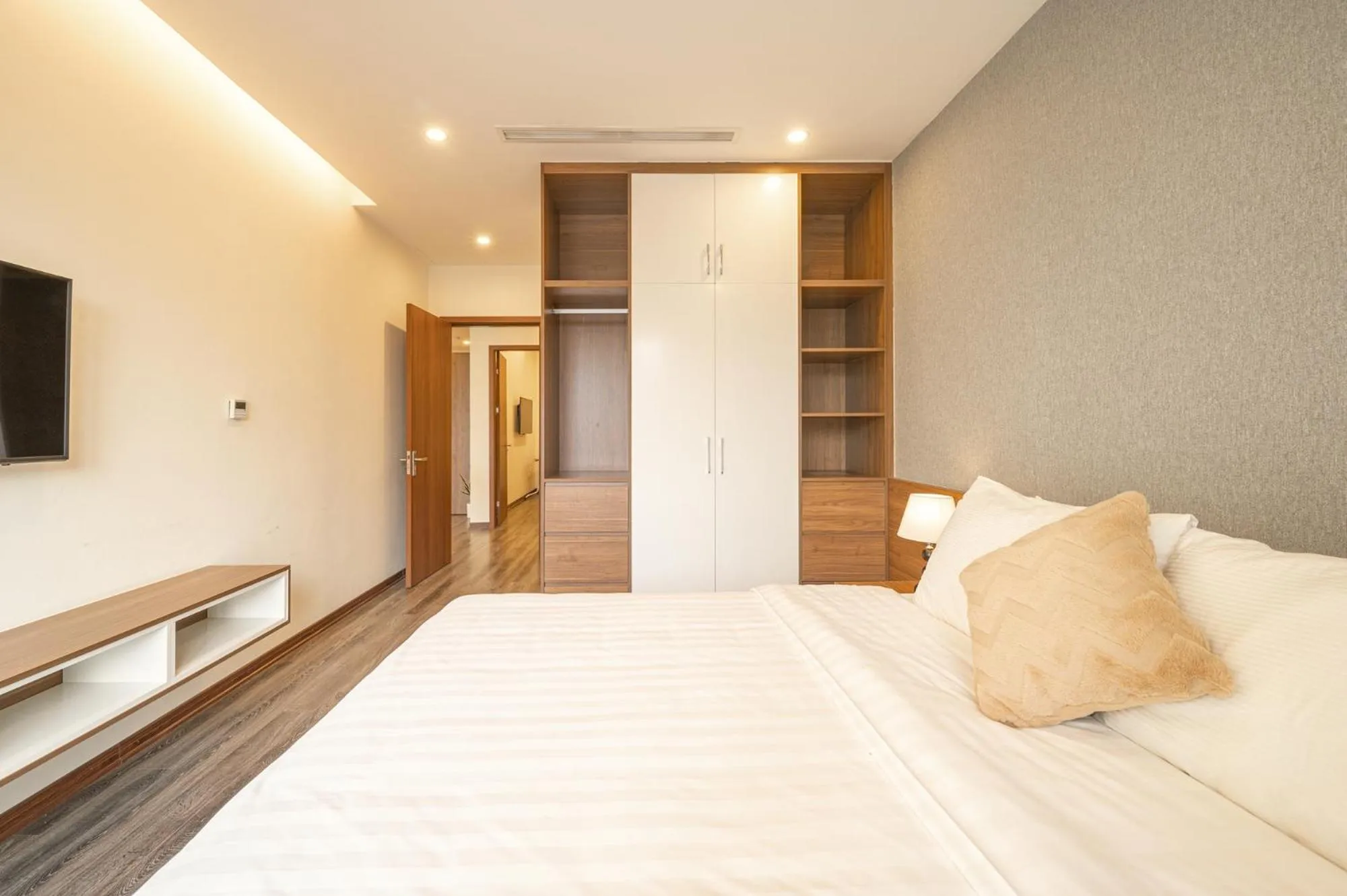 Bedroom, Bed in Luxe Paradise Suites Tay Ho