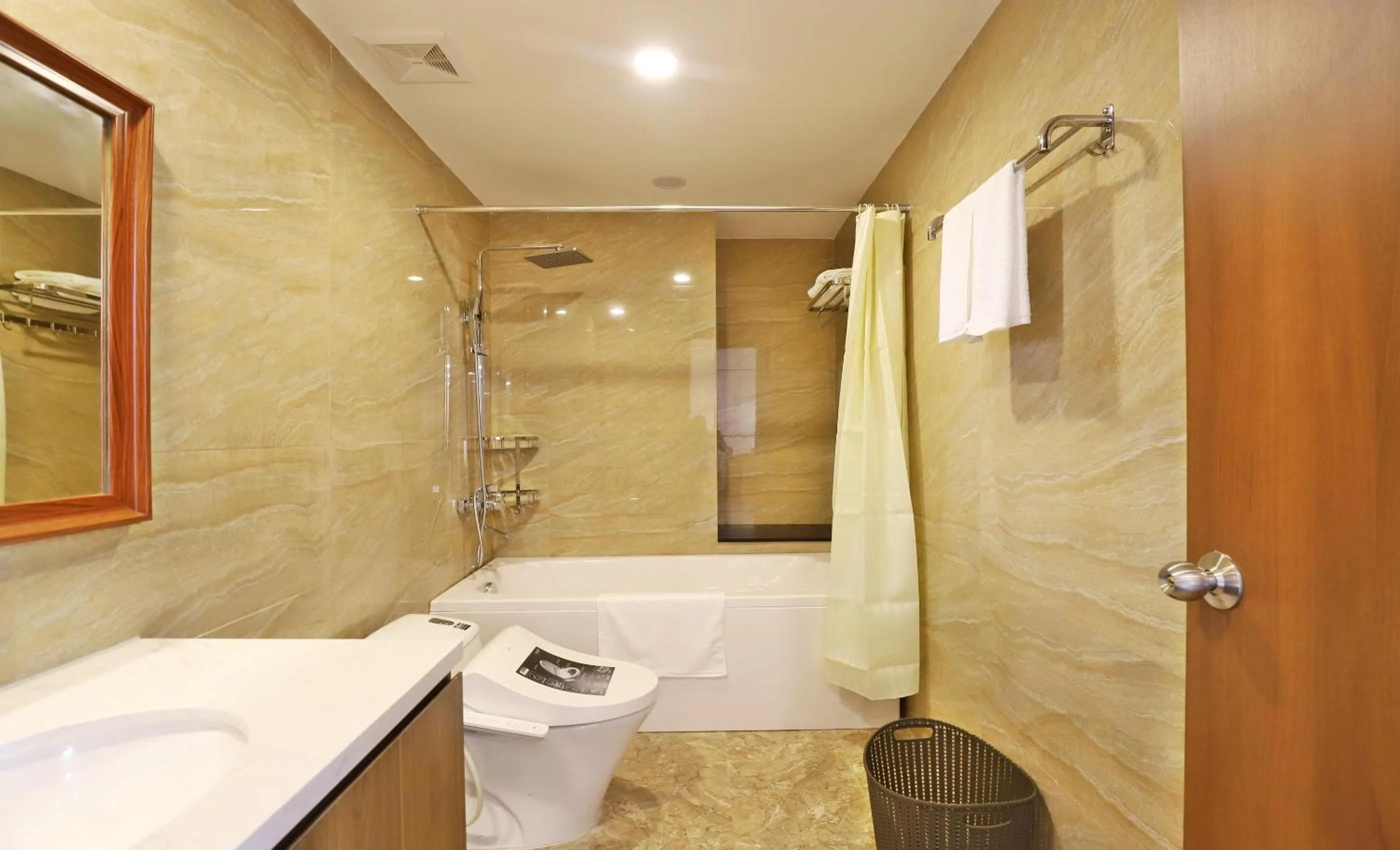 Shower in Luxe Paradise Suites Tay Ho