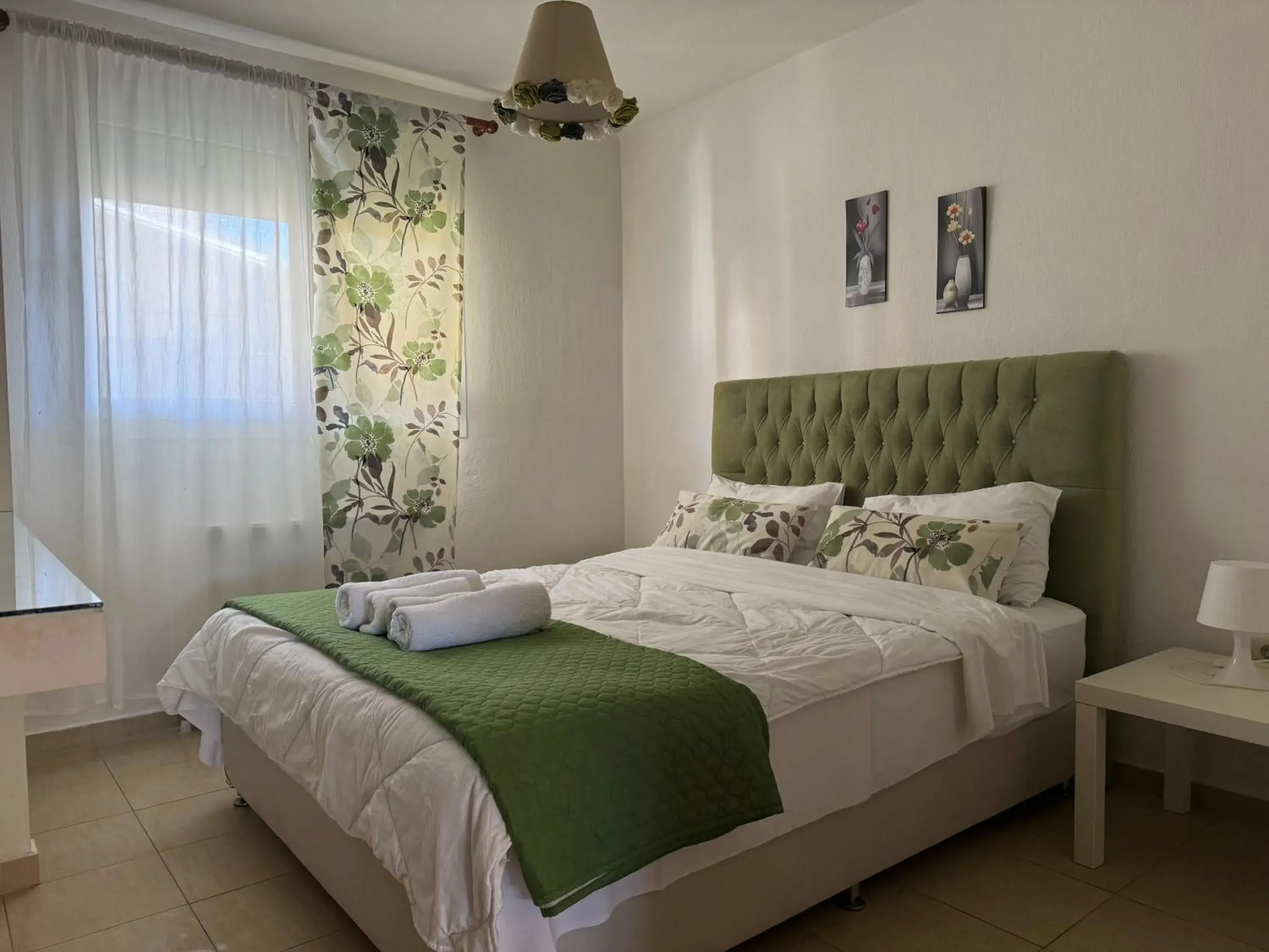 One-Bedroom Apartment with Garden in Orange House One-Bedroom Apartment with Garden in Orange House