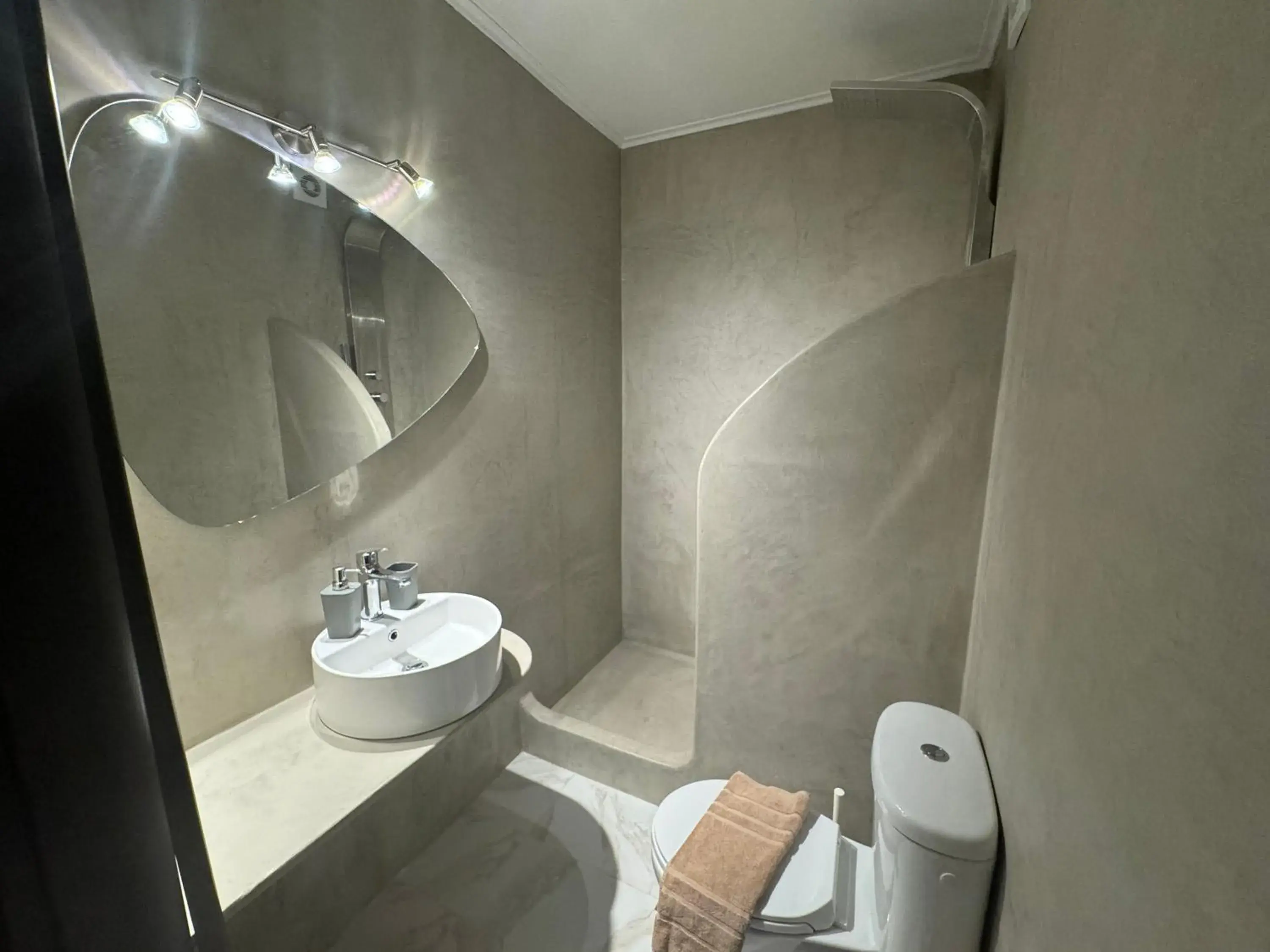 One-Bedroom Apartment with Garden in Orange House One-Bedroom Apartment with Garden in Orange House