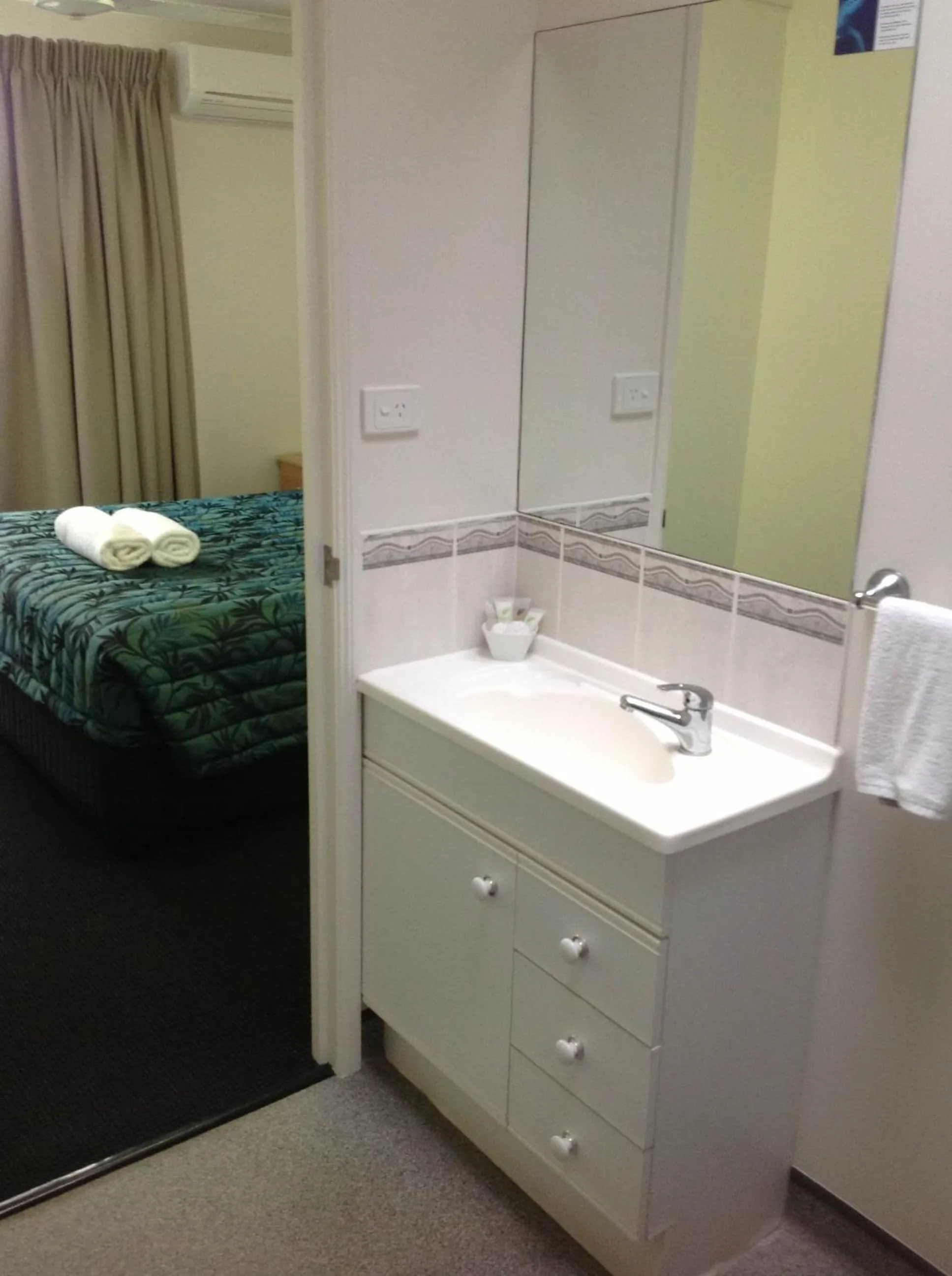 Bathroom, Bed in Port Denison Motor Inn