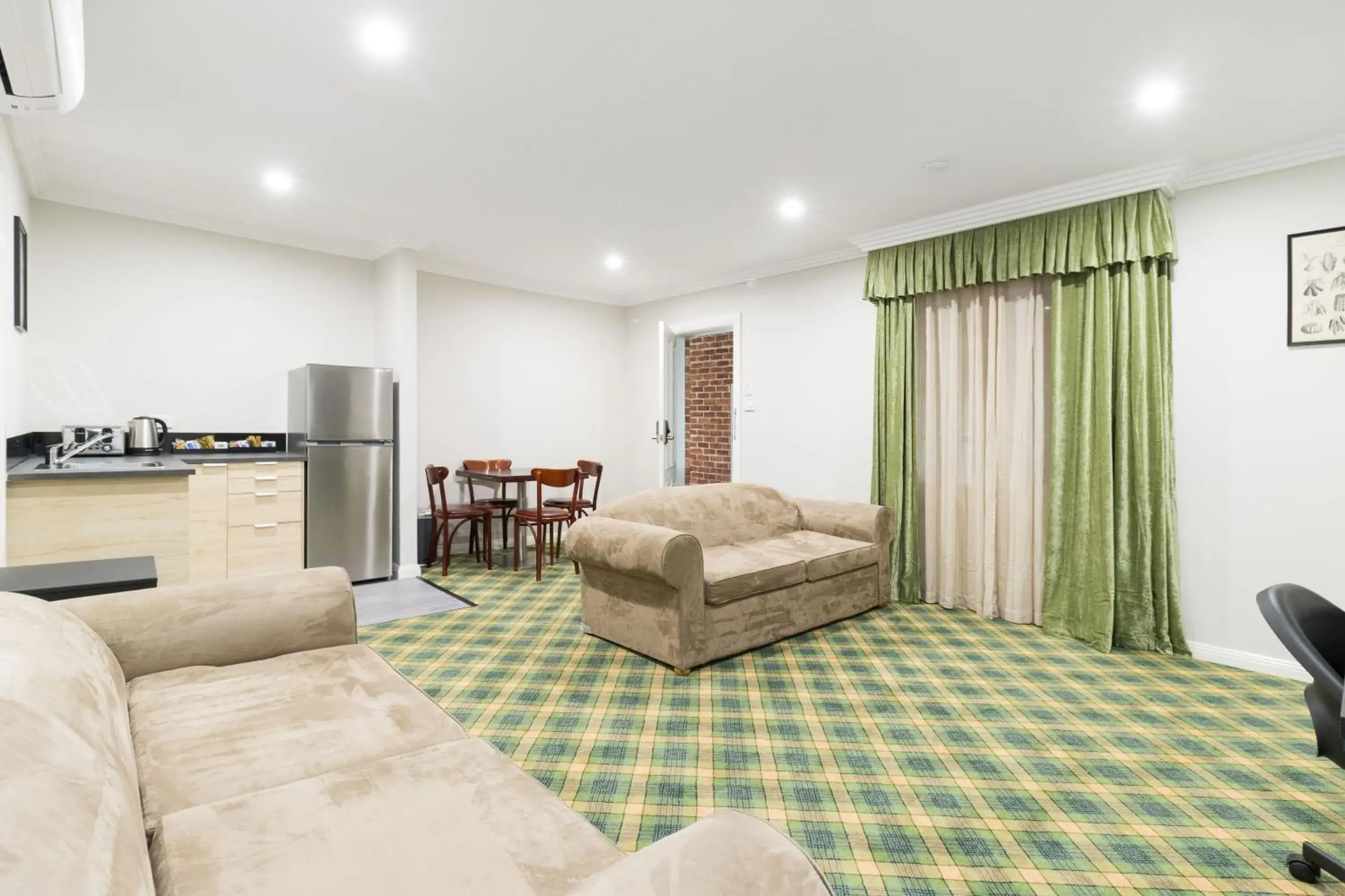 Family Room in The Carrington Inn - Bungendore Family Room in The Carrington Inn - Bungendore