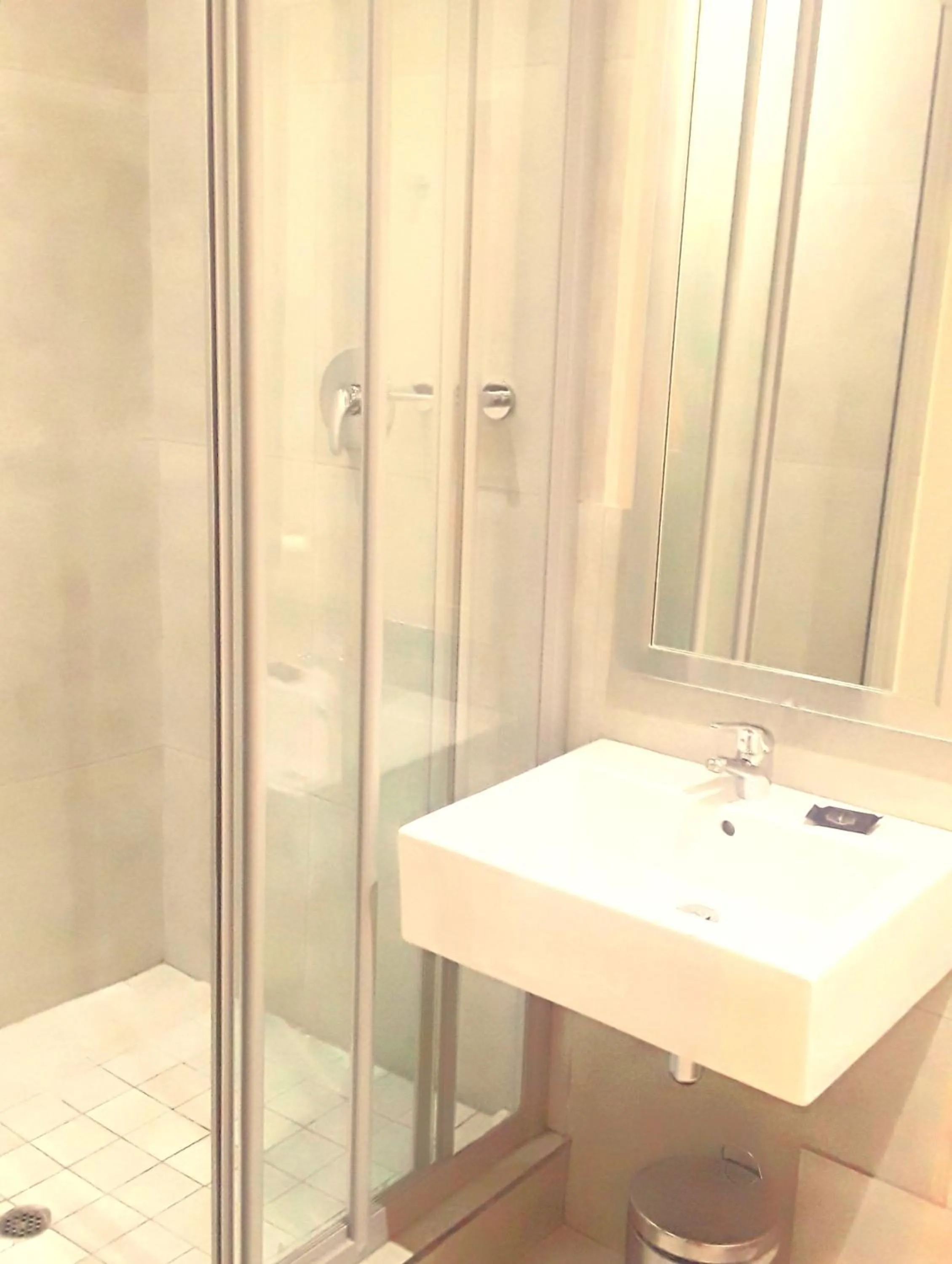 Shower in Parade Hotel