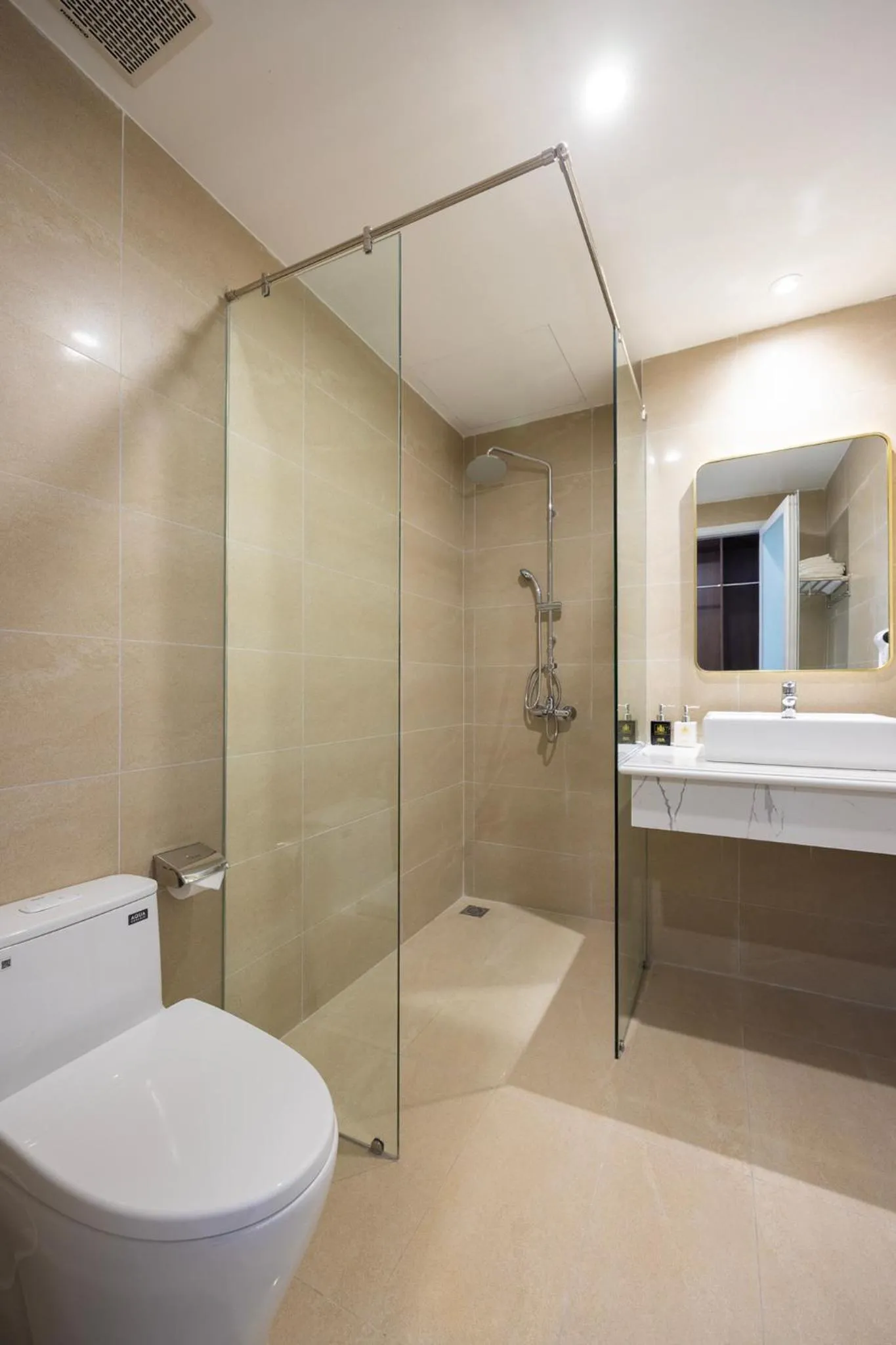 Toilet in Royal Hotel Phu Quoc 2