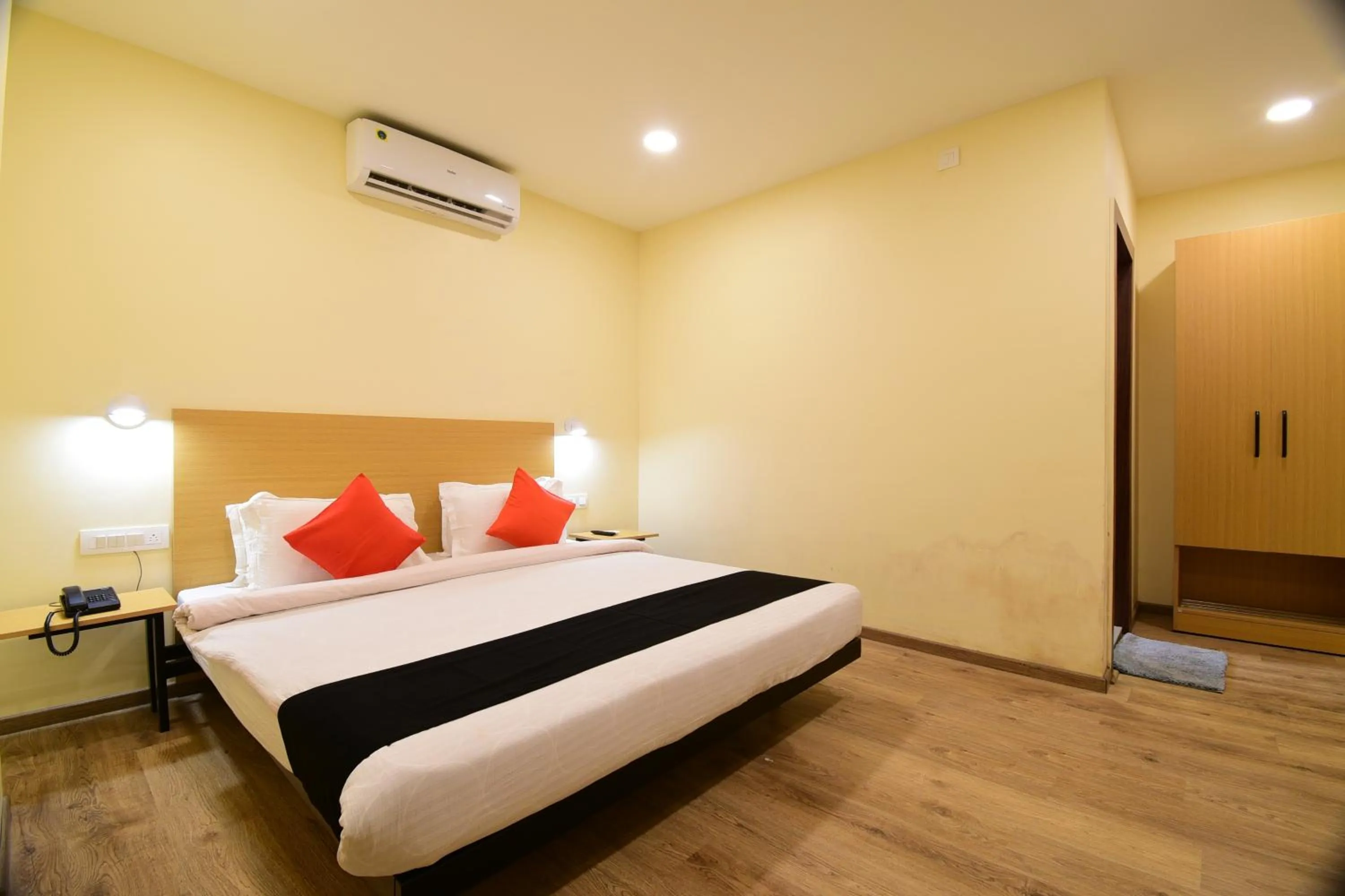 Bed in Hotel Ambika Grand