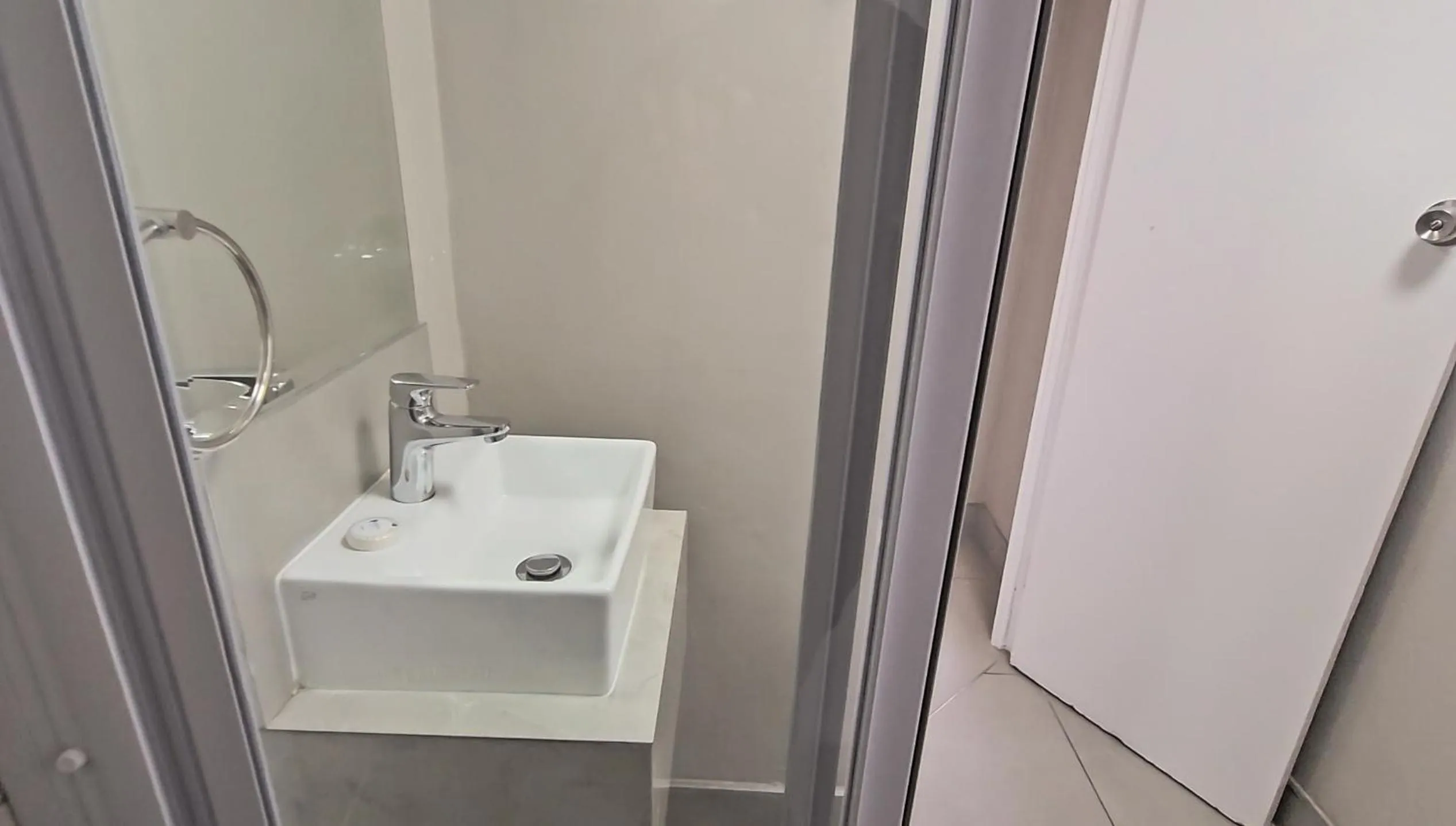 Bathroom in Albany Hotel