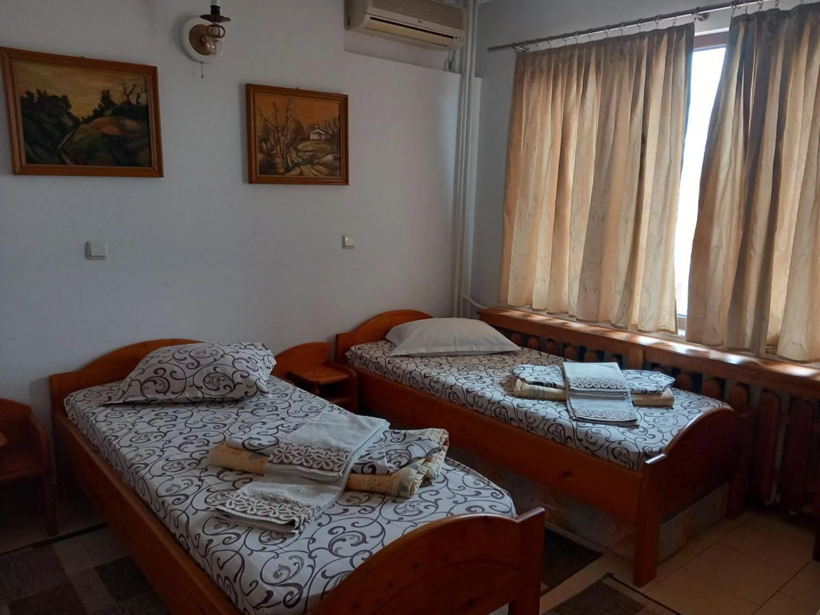 Property building, Bed in Hotel Mishel