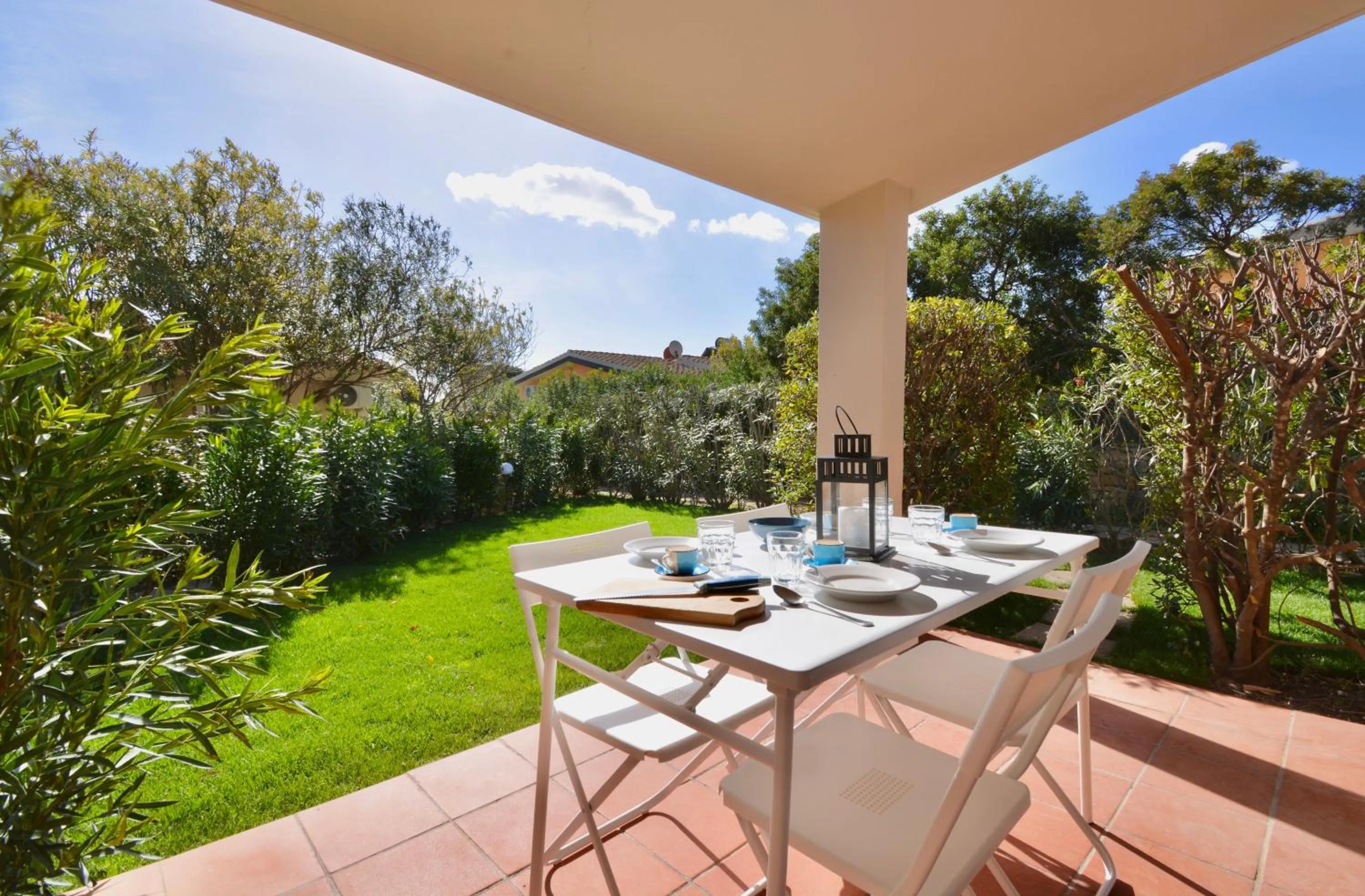 Patio in ISA - Residence in Costa Rei just 450 meters from the beach, apartments with air conditioning and outdoor private area