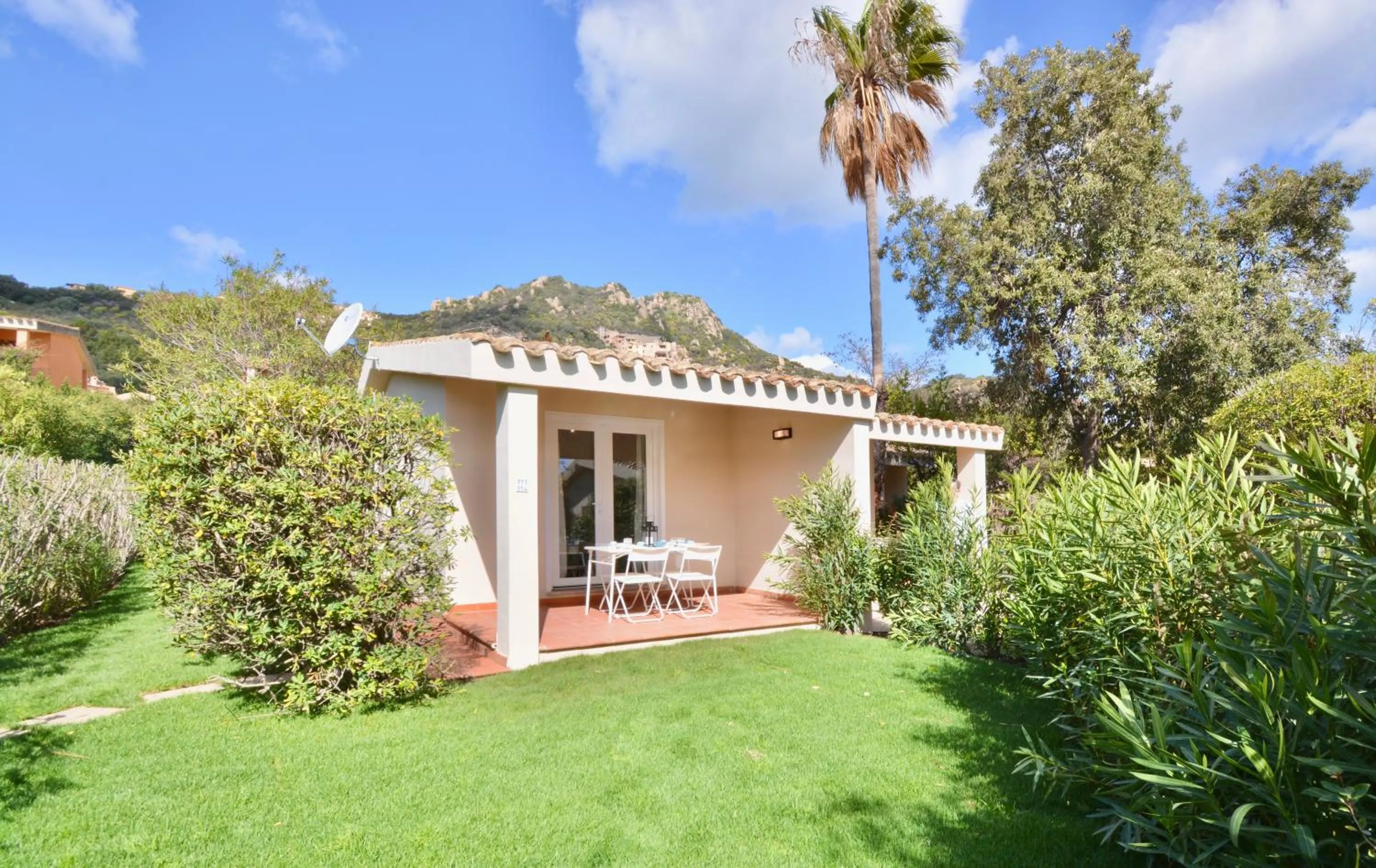 Property building in ISA - Residence in Costa Rei just 450 meters from the beach, apartments with air conditioning and outdoor private area