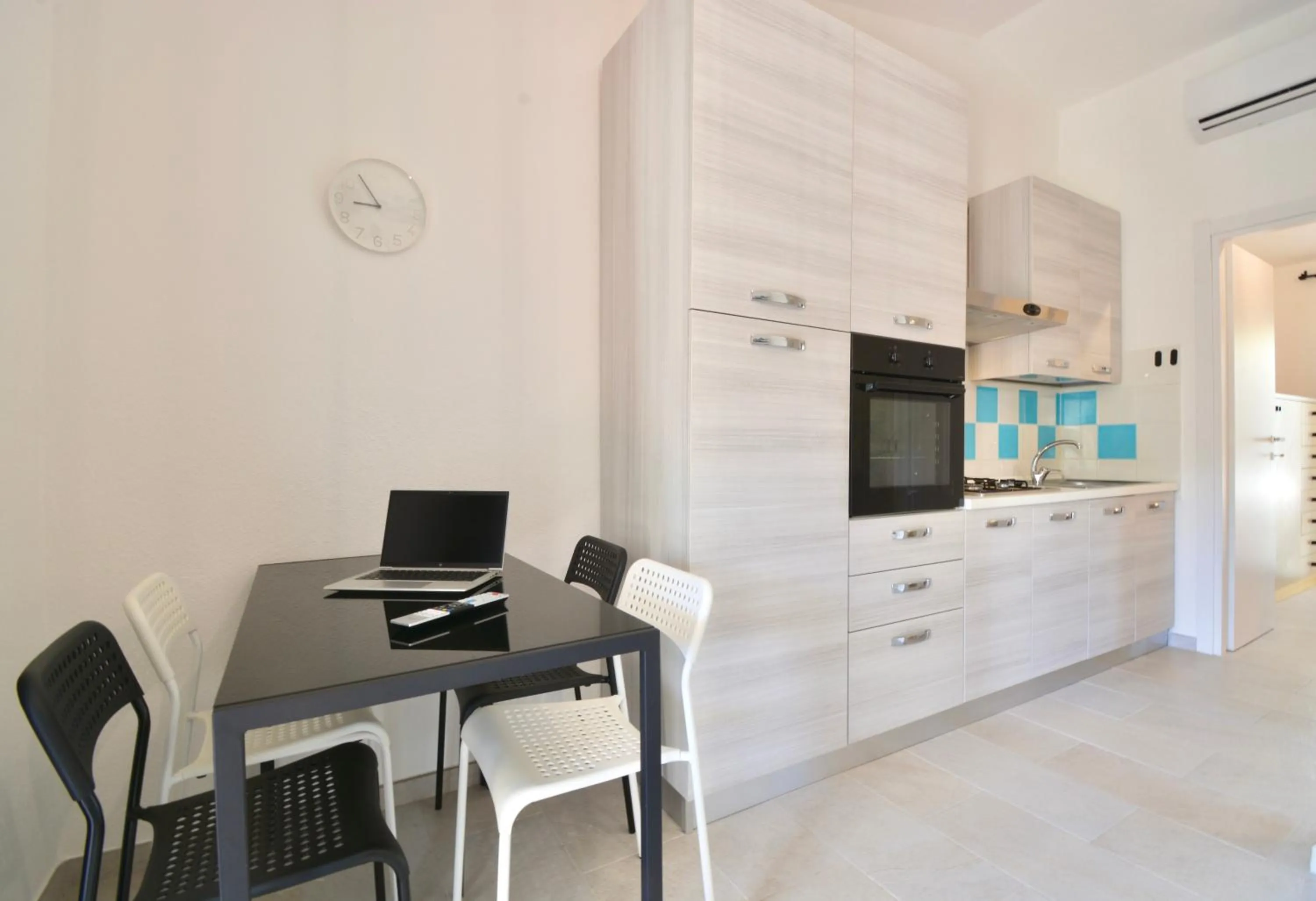 Kitchen or kitchenette in ISA - Residence in Costa Rei just 450 meters from the beach, apartments with air conditioning and outdoor private area
