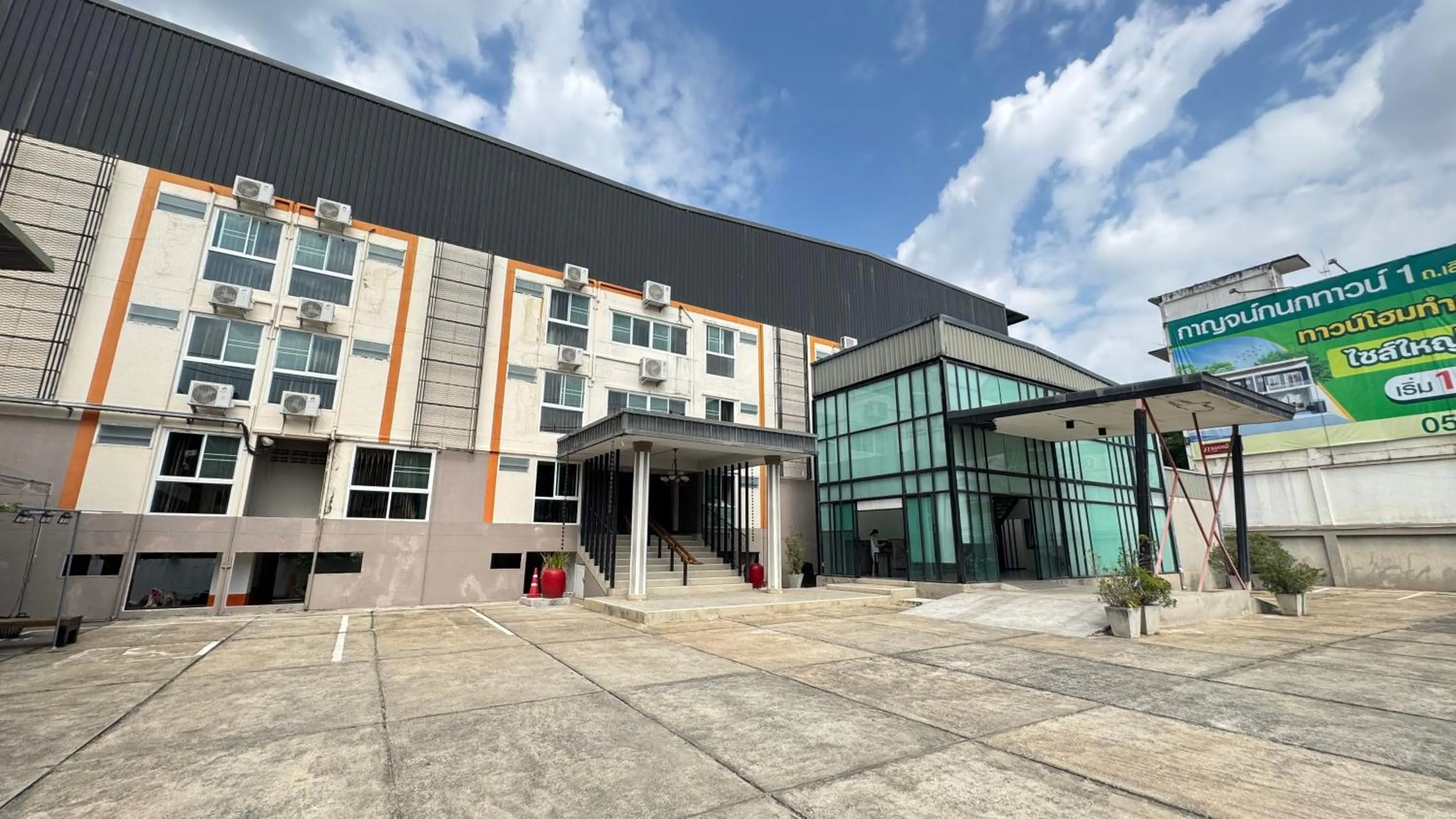 Facade/entrance in Collection O Mahidol Road