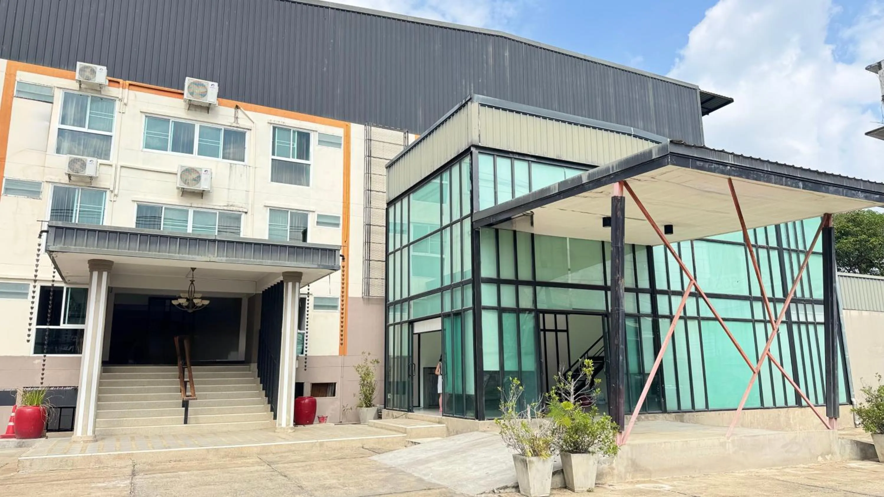 Facade/entrance in Collection O Mahidol Road