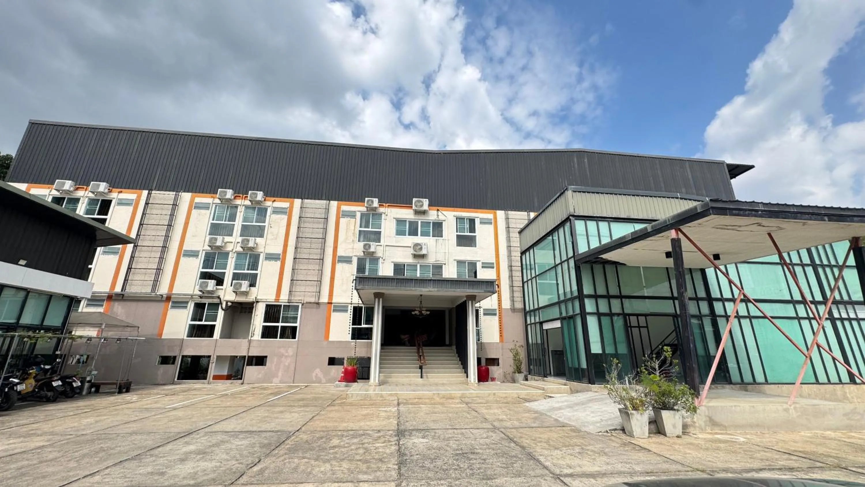 Facade/entrance in Collection O Mahidol Road