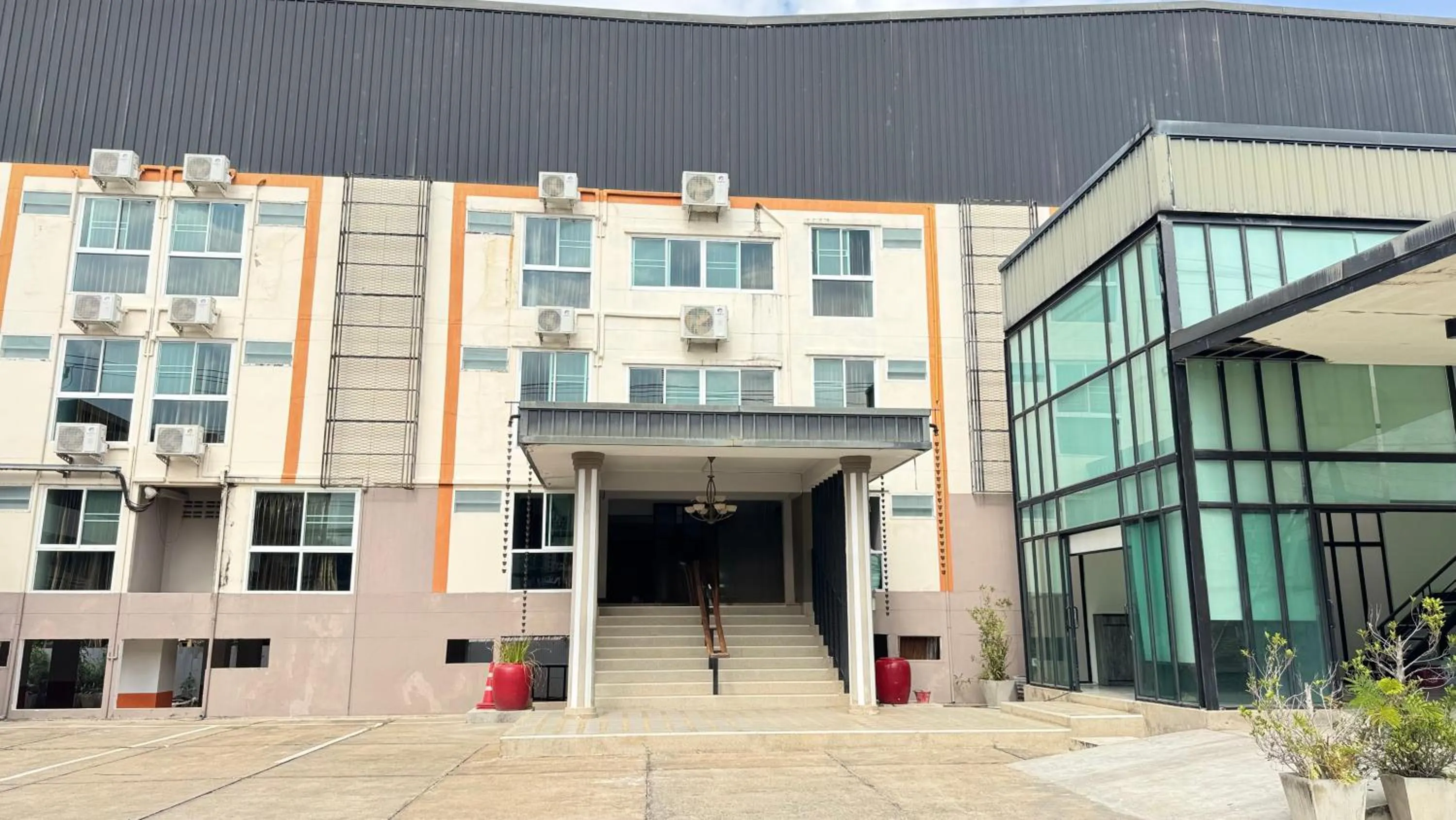 Facade/entrance in Collection O Mahidol Road