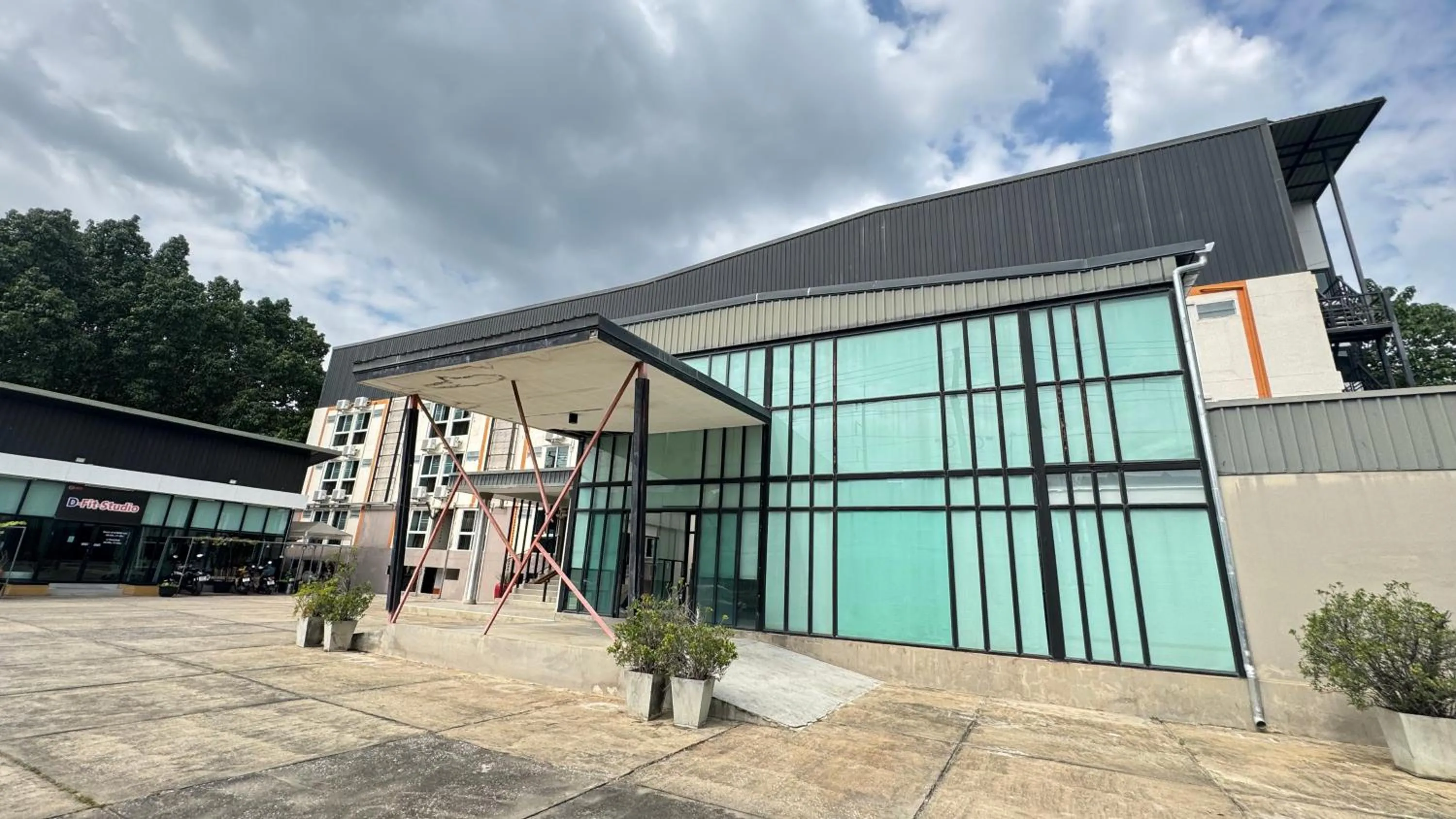 Facade/entrance in Collection O Mahidol Road