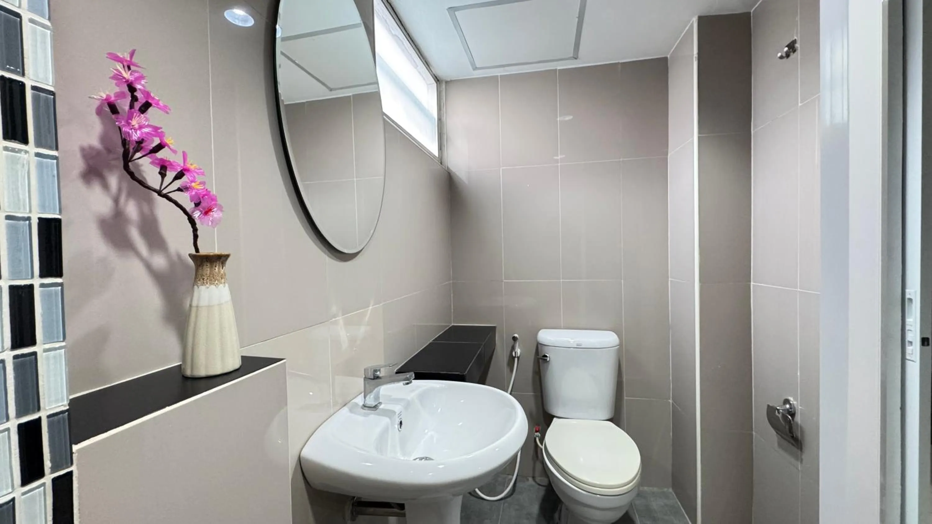 Bathroom in Collection O Mahidol Road