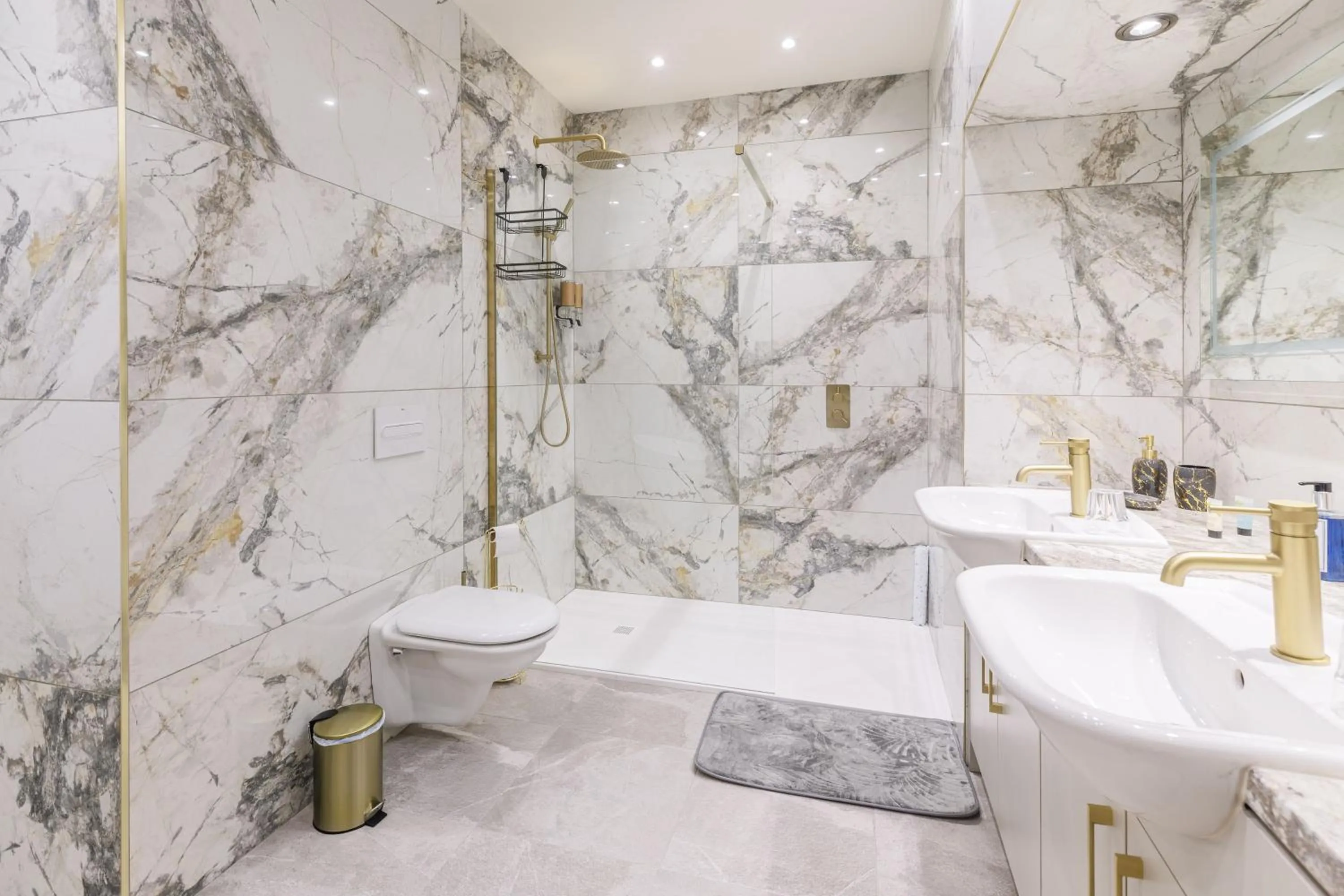 Shower in Kilmorey Arms Hotel