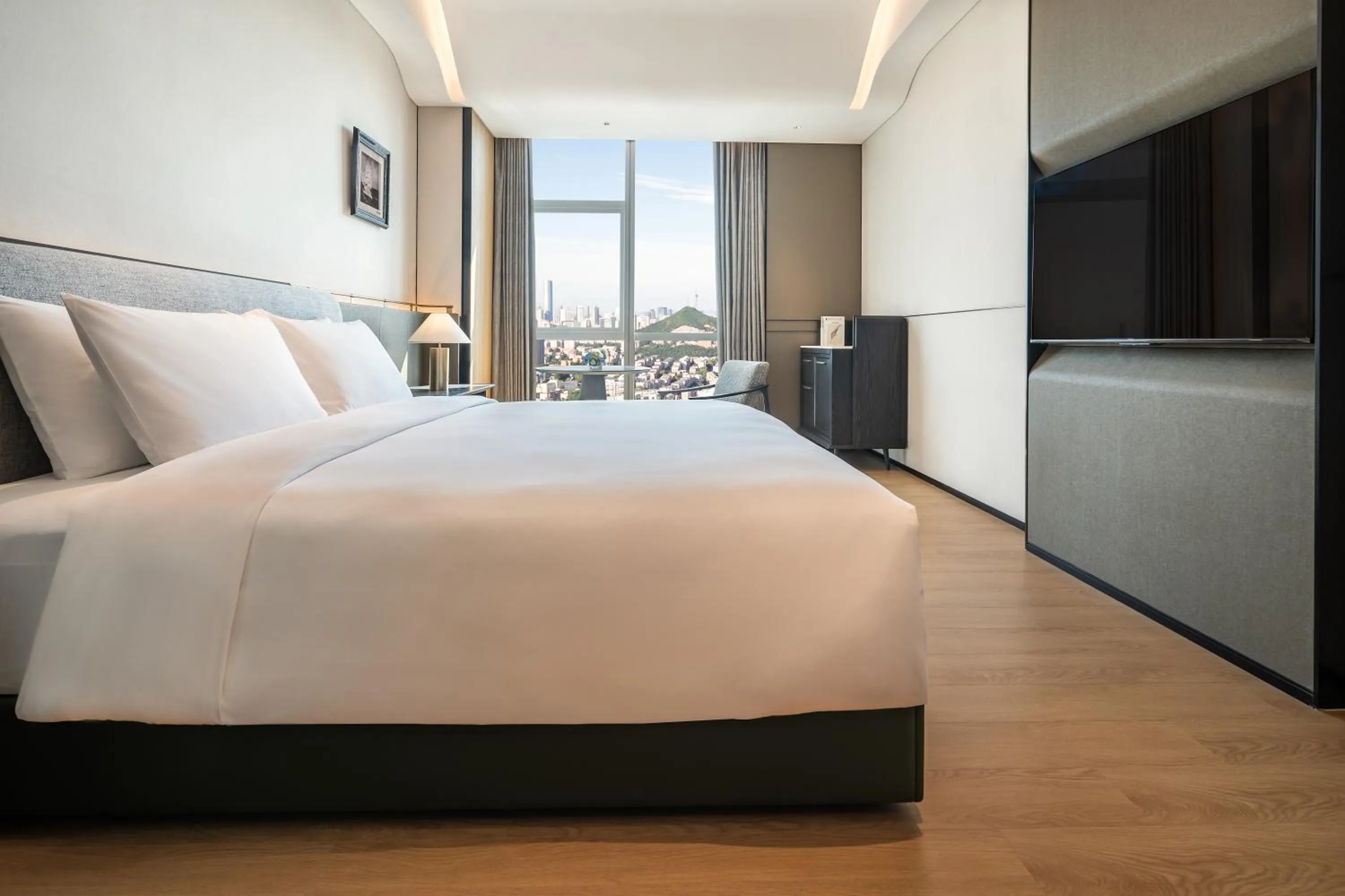 Bedroom, Bed in Pan Pacific Hotel, Dalian