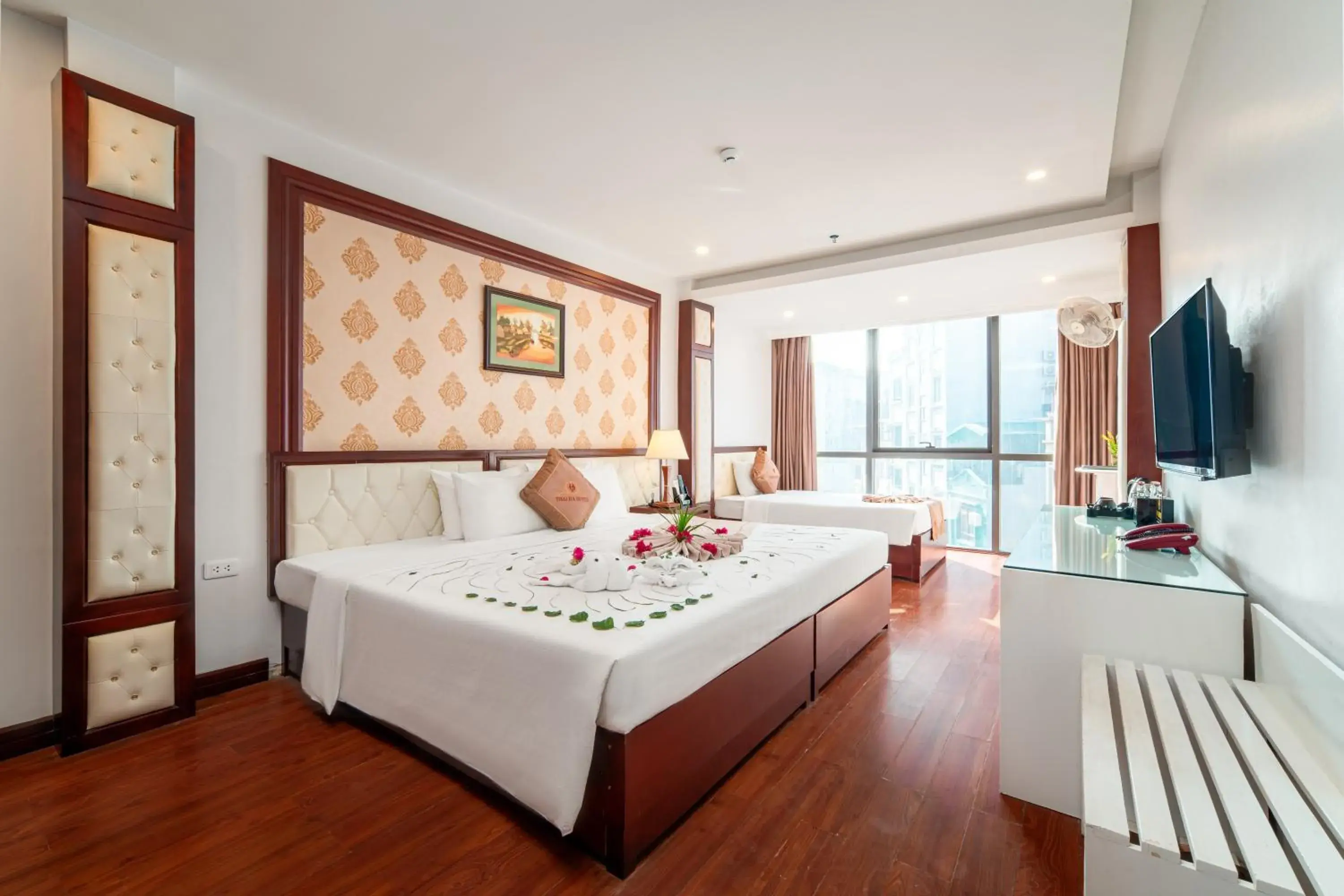 Triple Room with City View in Thai Ha Hotel Triple Room with City View in Thai Ha Hotel