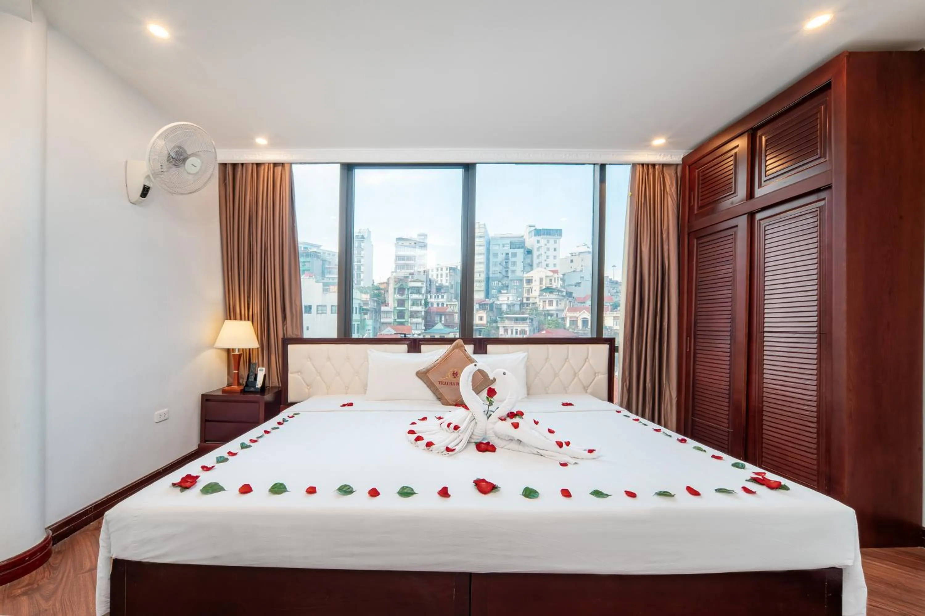 Deluxe Double Room in Thai Ha Hotel