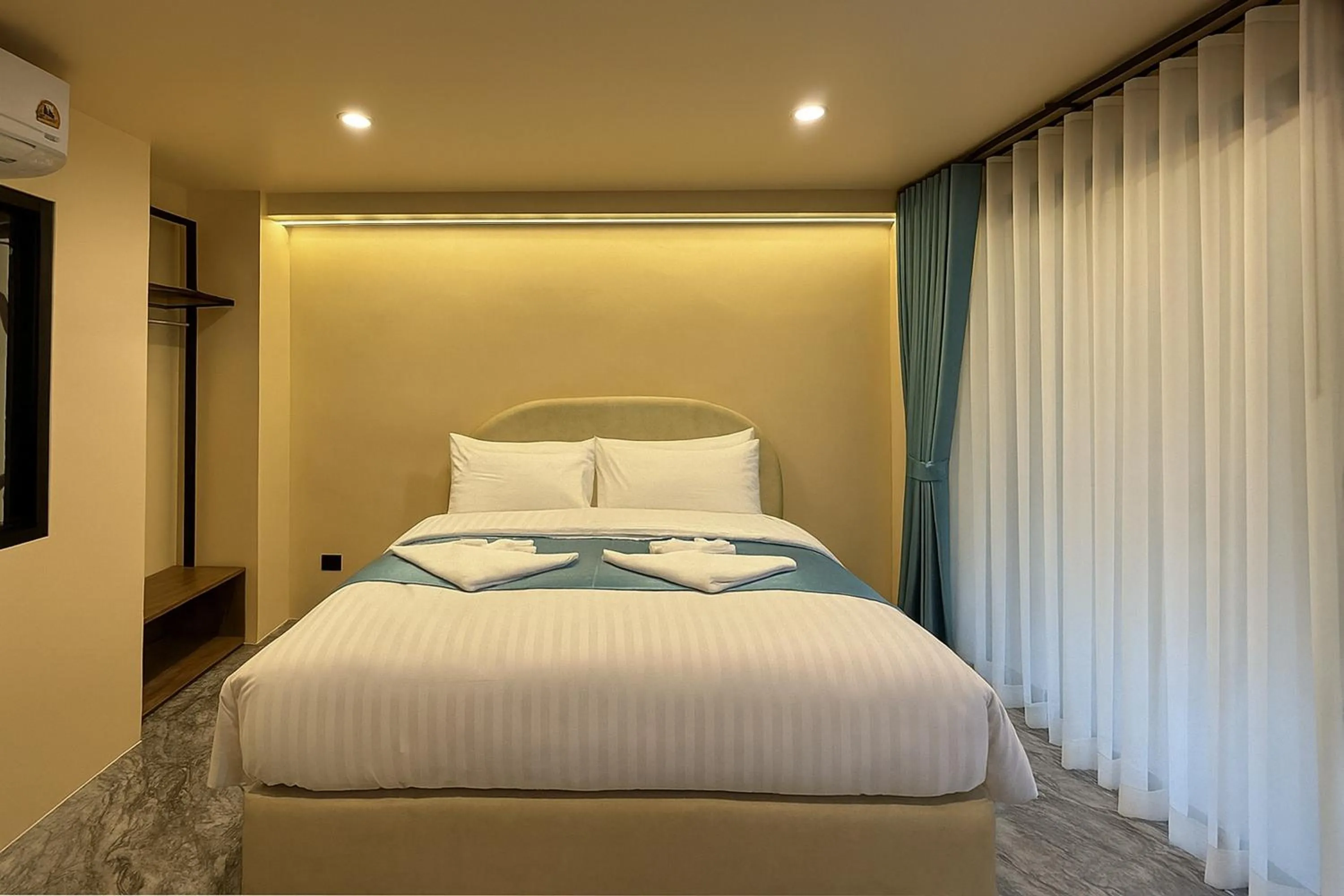 Deluxe Double Room with Balcony in Sand Maré Karon Hotel