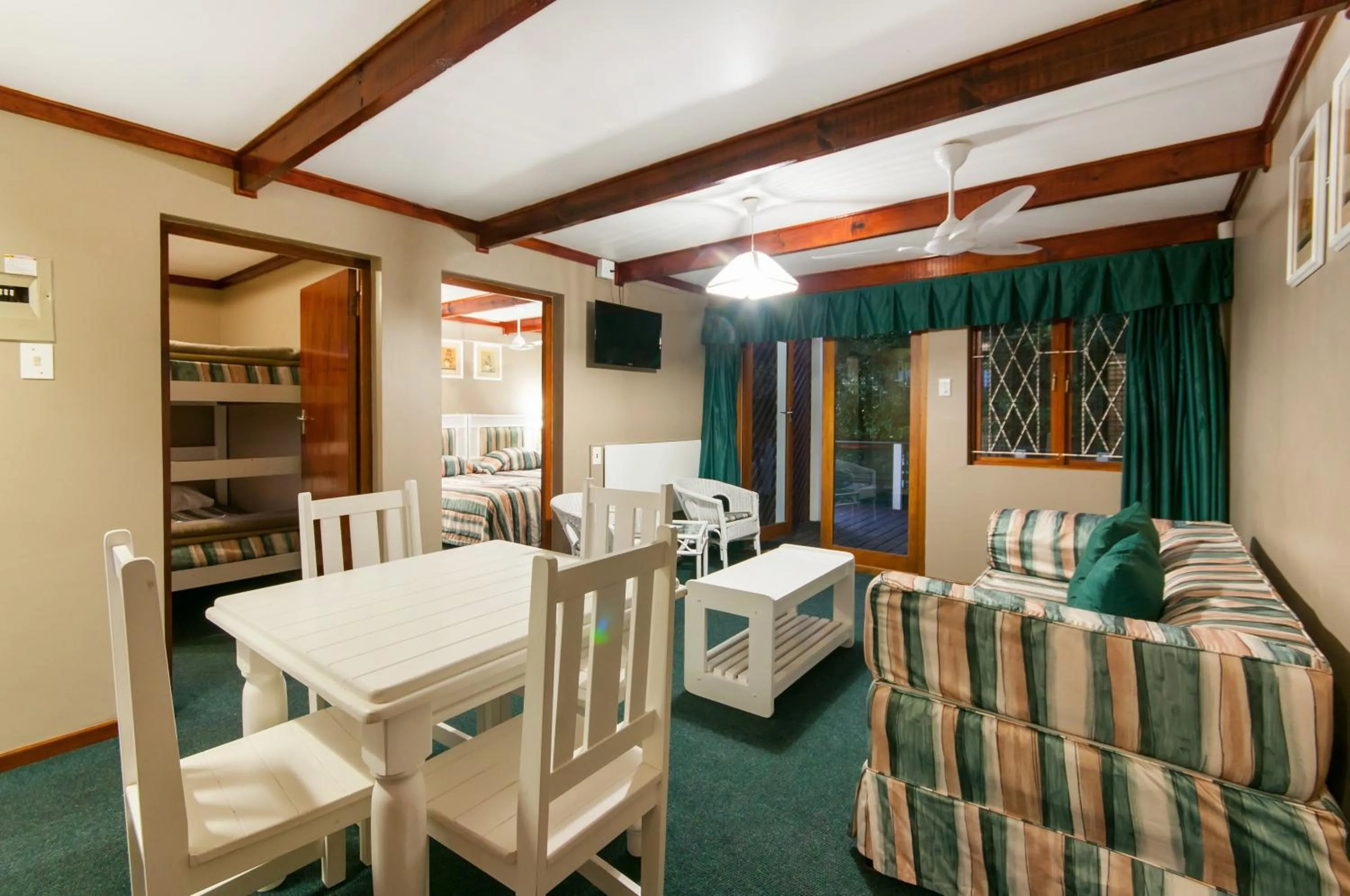 Seating area, Bed in Pine Lodge Resort