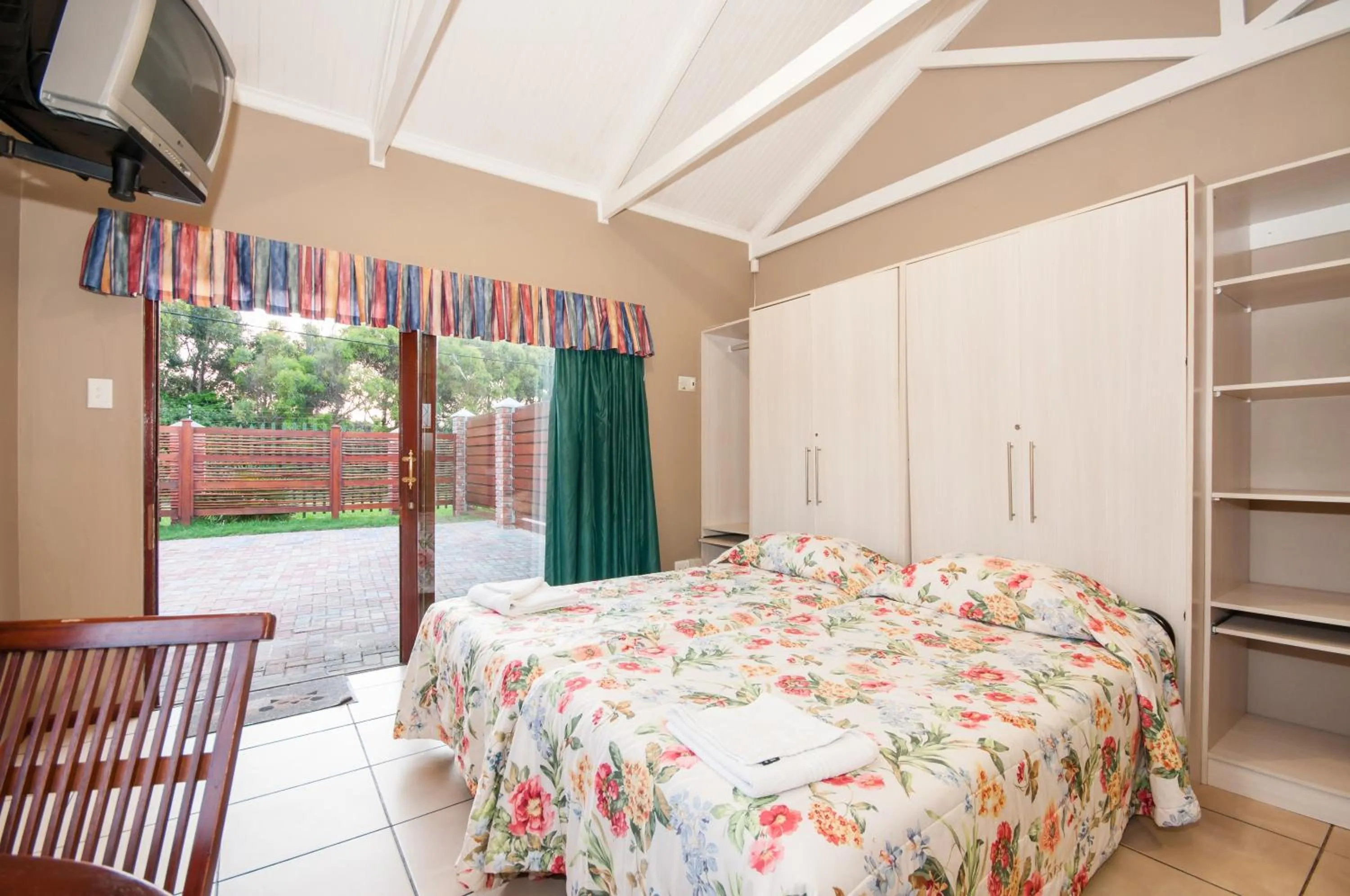 TV and multimedia, Bed in Pine Lodge Resort