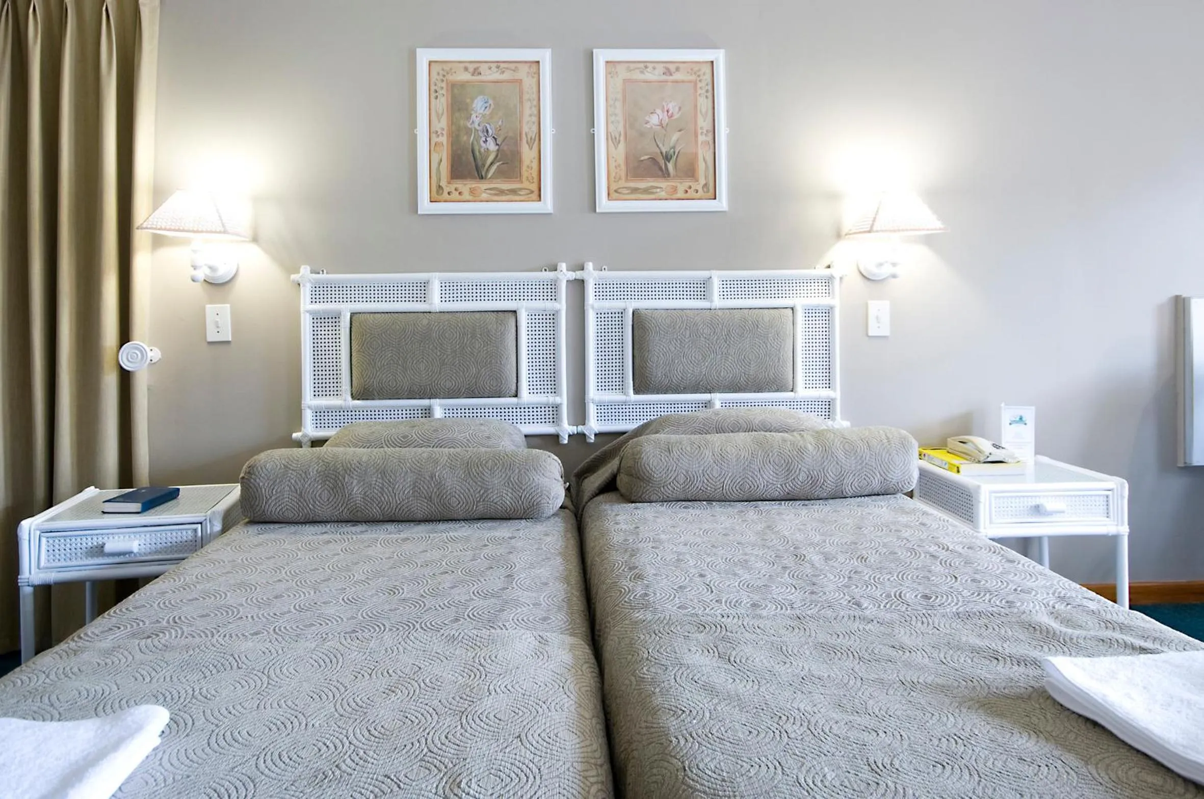 Bedroom, Bed in Pine Lodge Resort