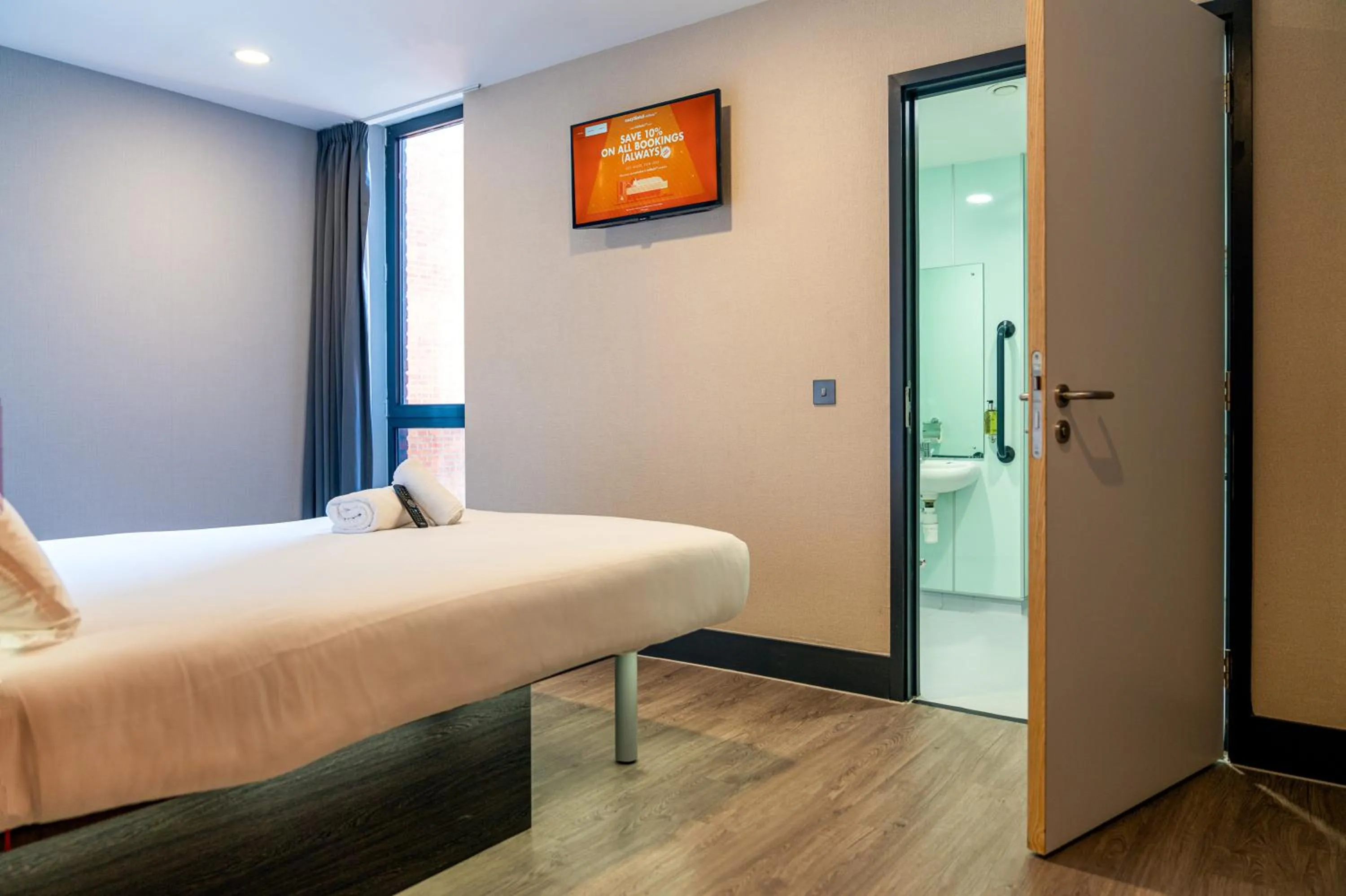 Bedroom, Bed in easyHotel London City Shoreditch