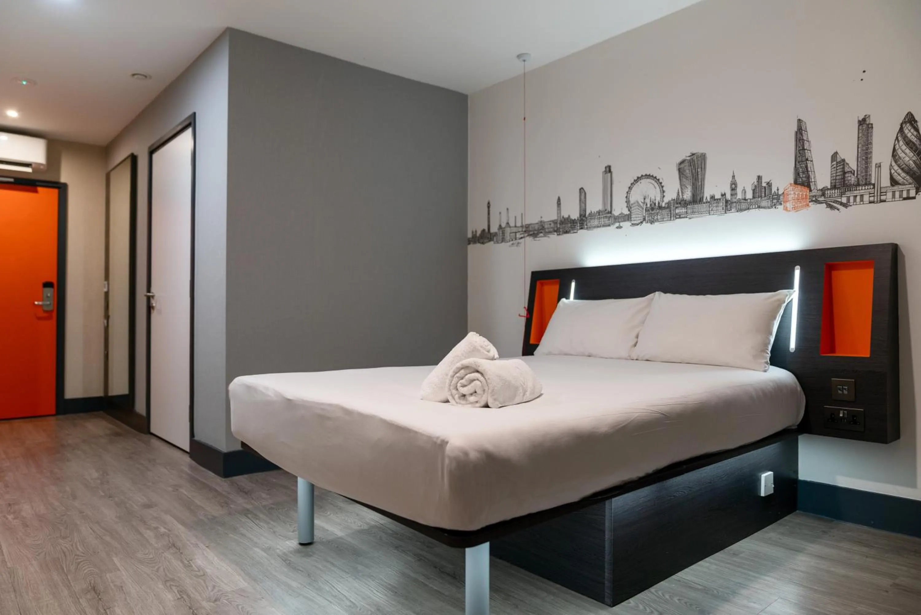 Bedroom, Bed in easyHotel London City Shoreditch