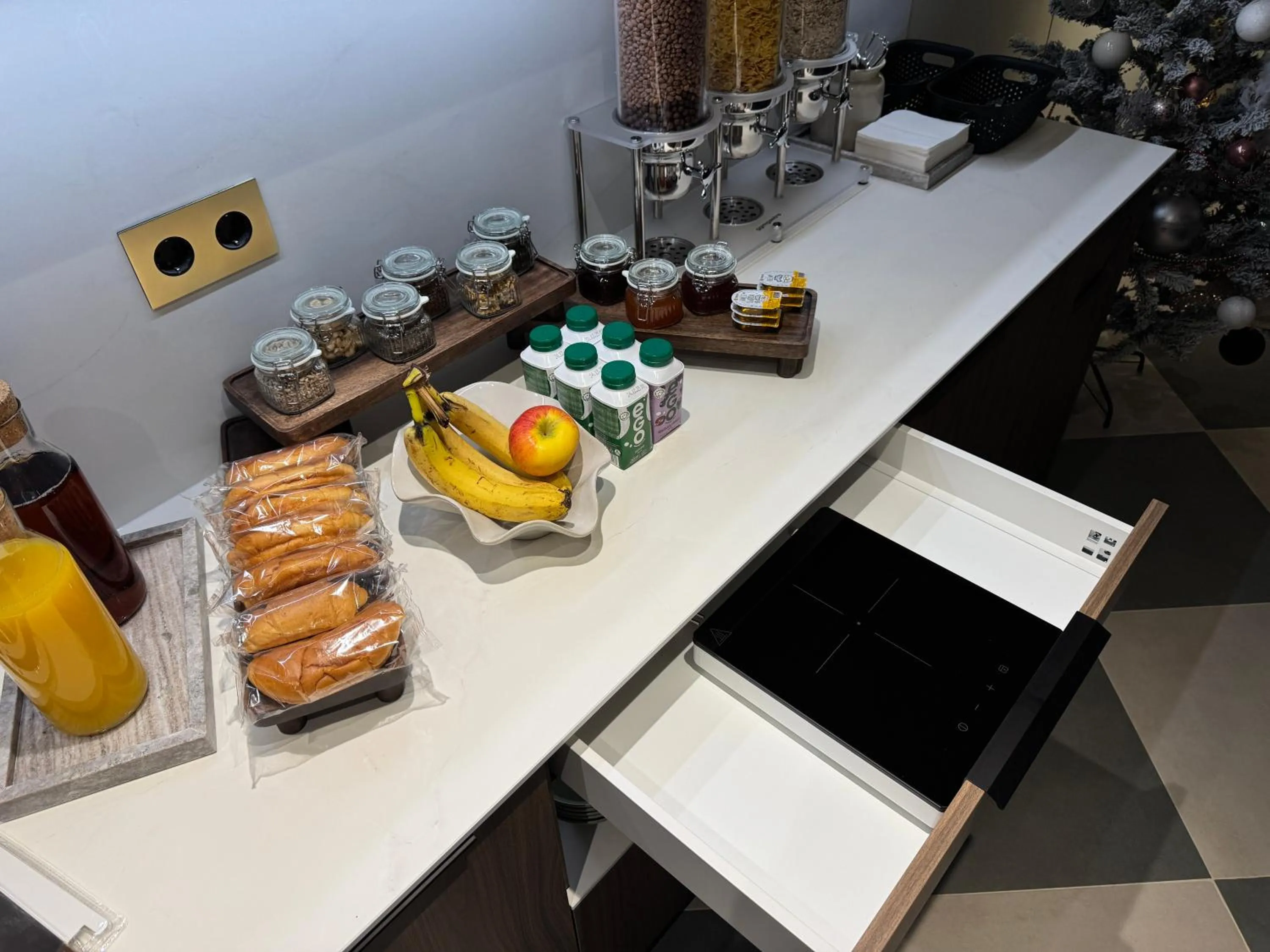 Breakfast in Motel Reich