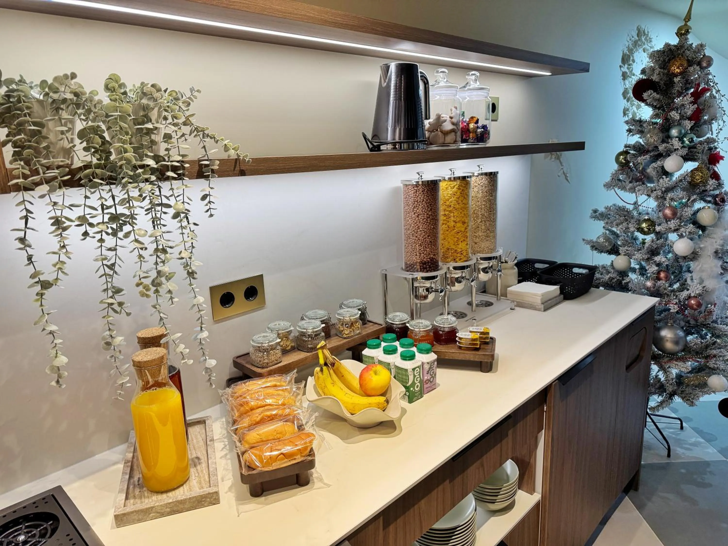 Breakfast in Motel Reich