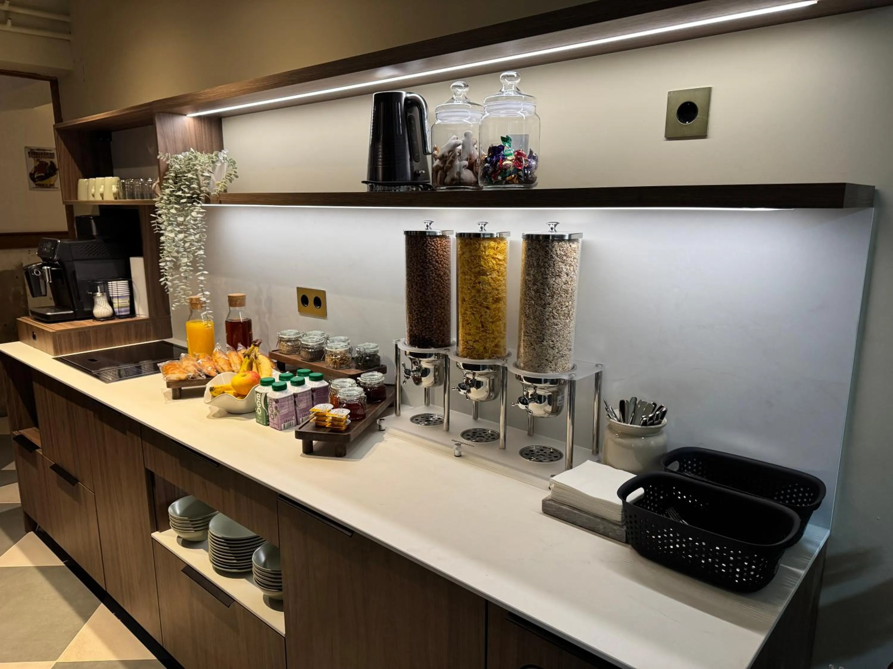 Breakfast in Motel Reich