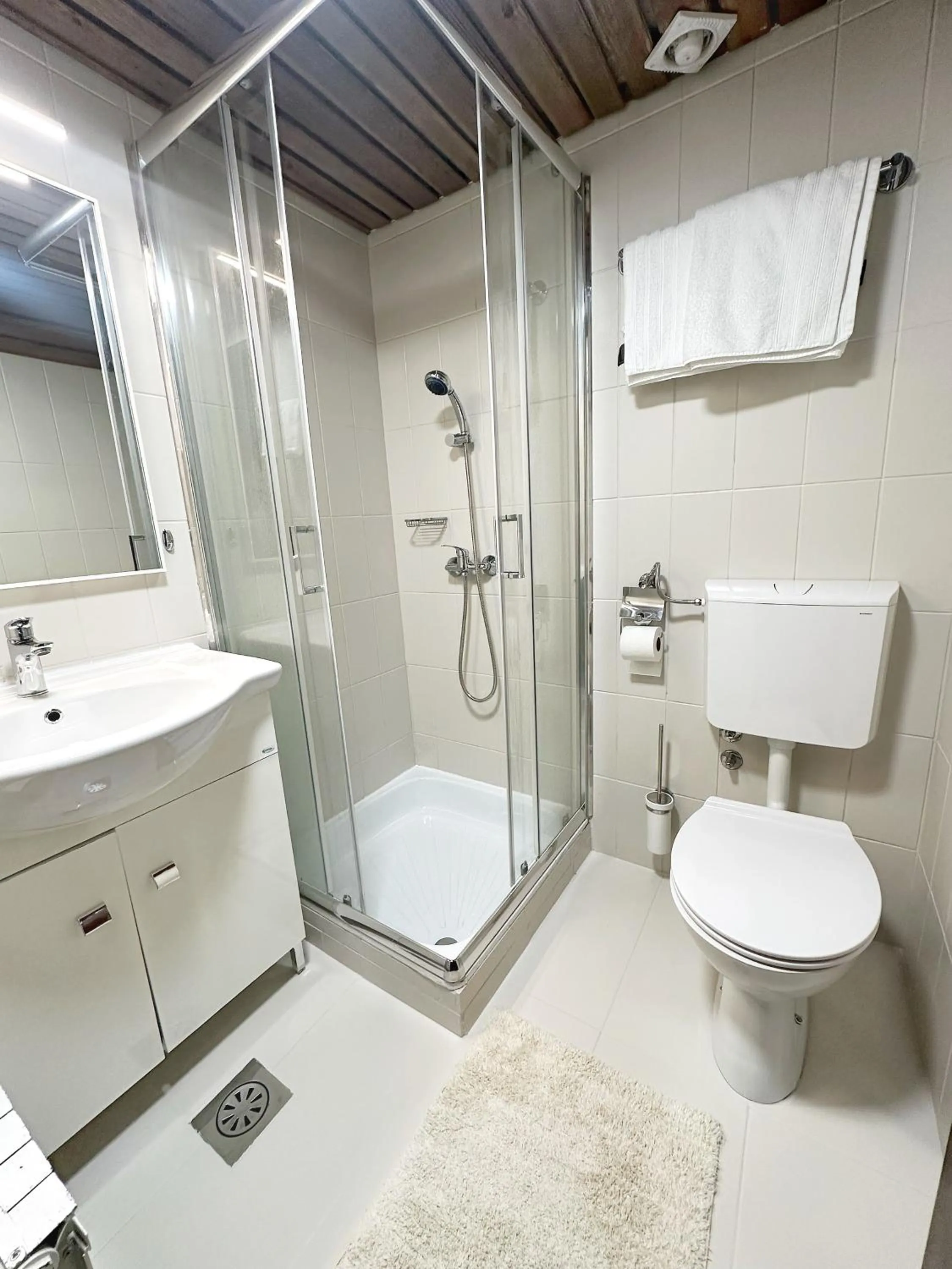 Bathroom in Motel Reich