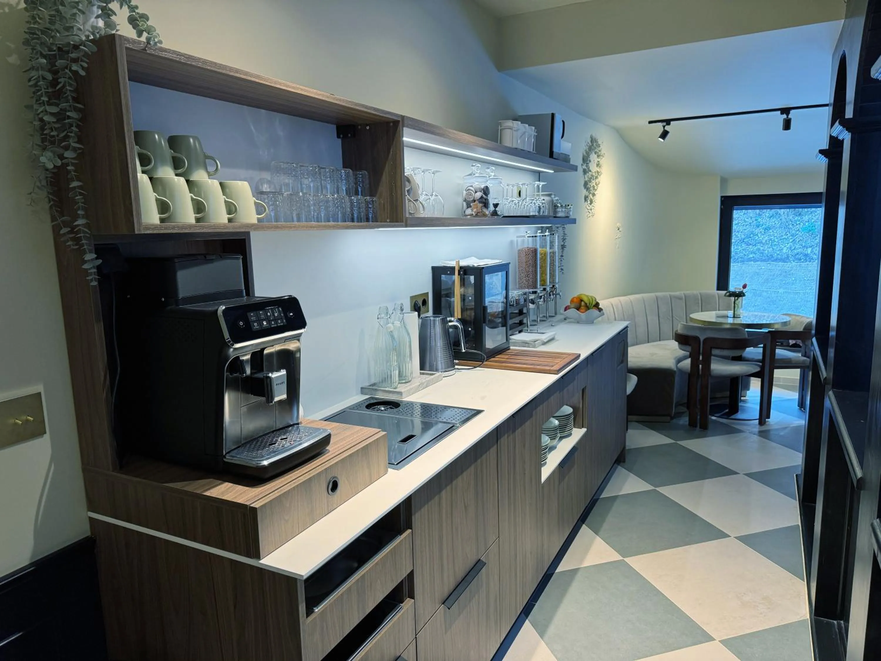 Breakfast in Motel Reich