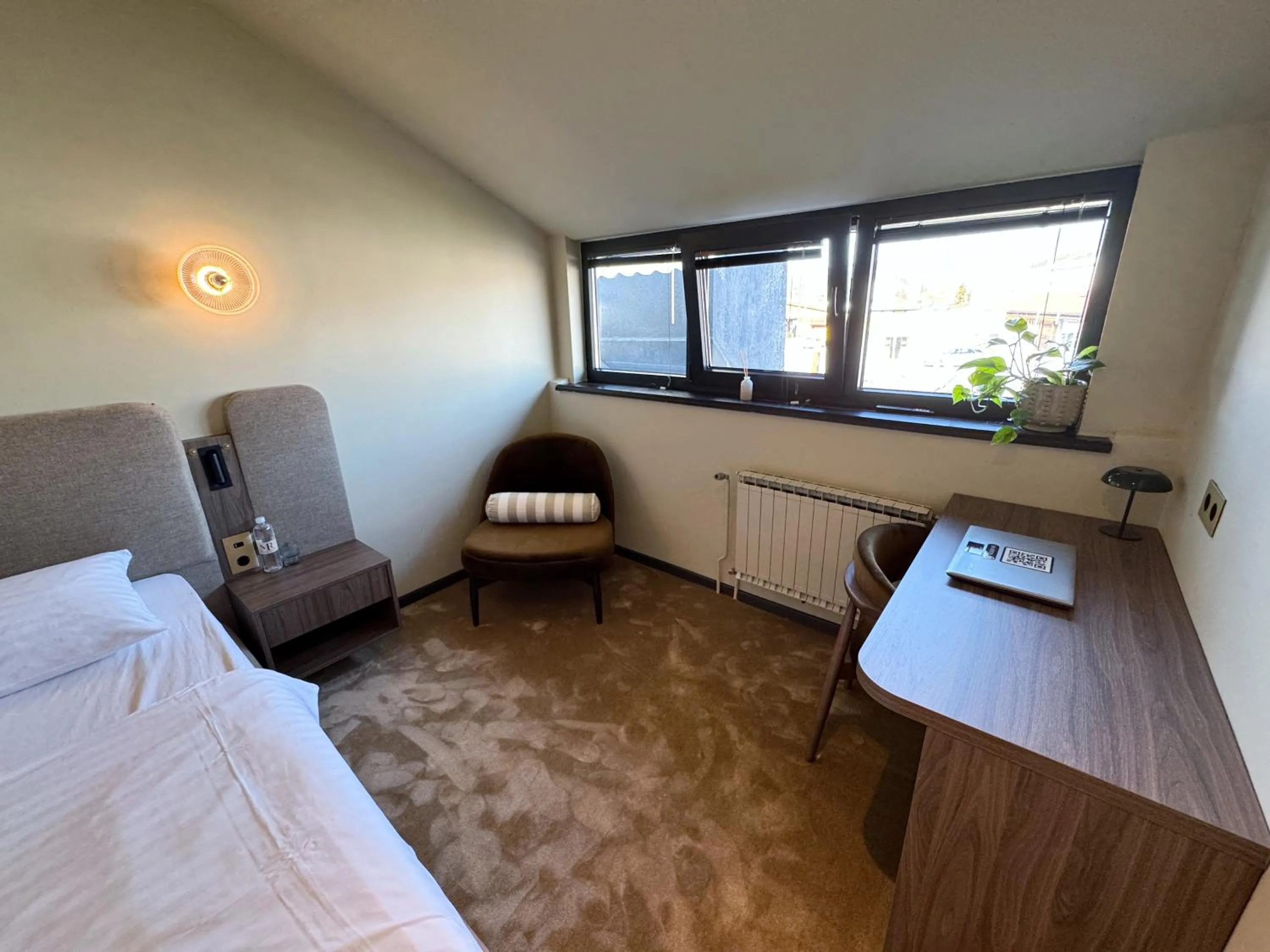 Seating area, Bed in Motel Reich