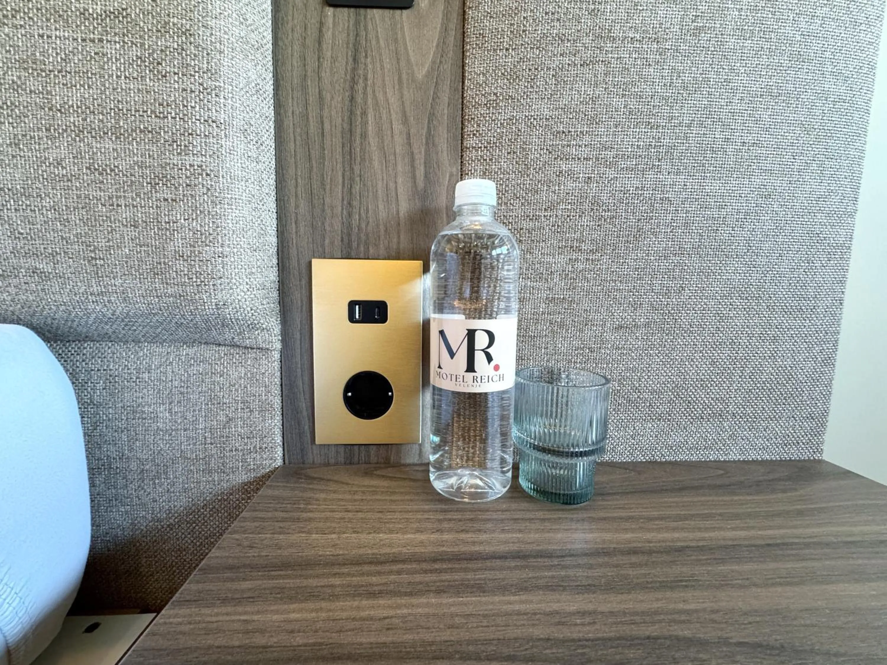 Drinks in Motel Reich