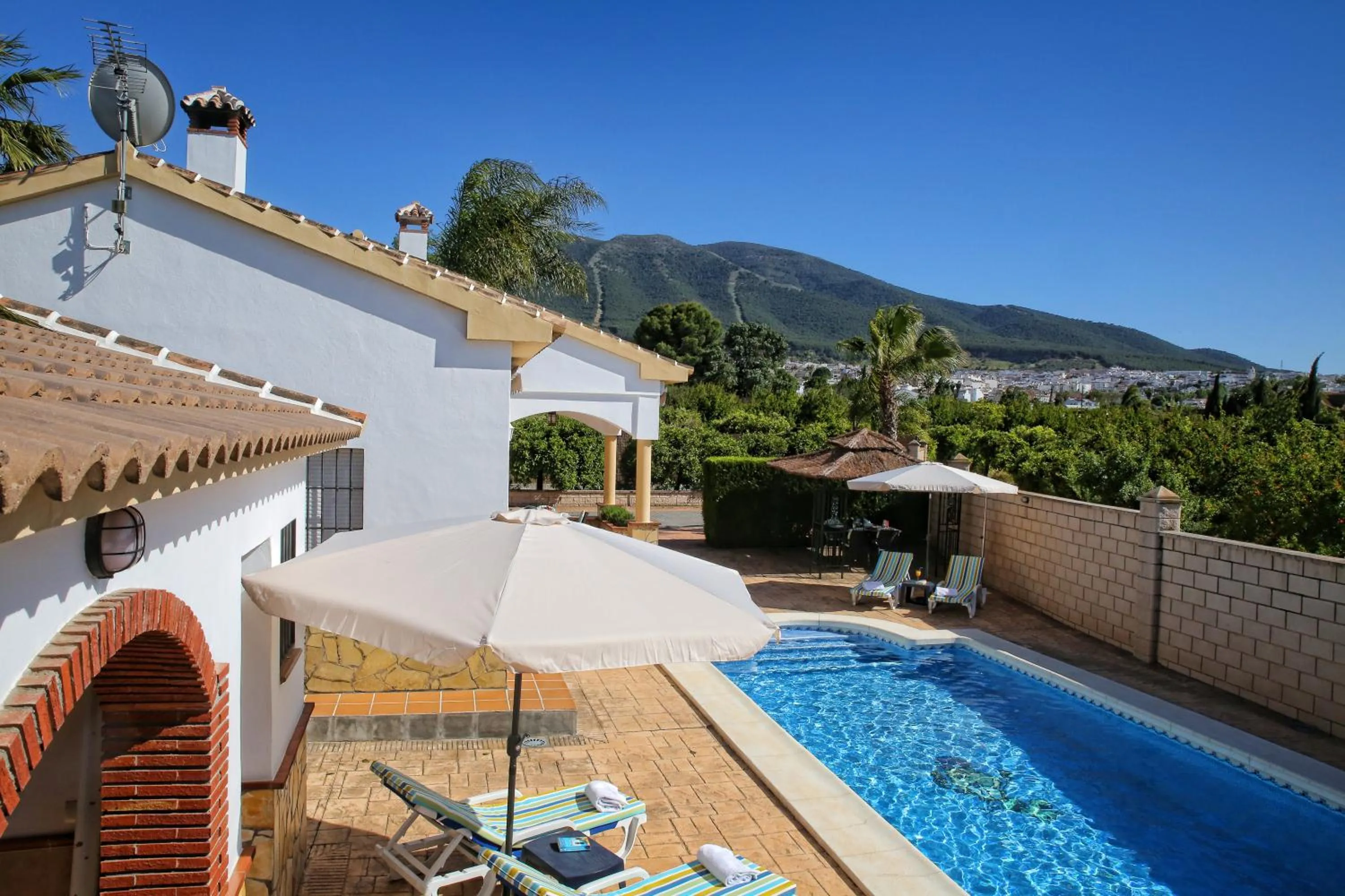 Casa Rural Típica Andaluza, WiFi,Piscina, Barbacoa, Aire Acondicionado, 5min Centros