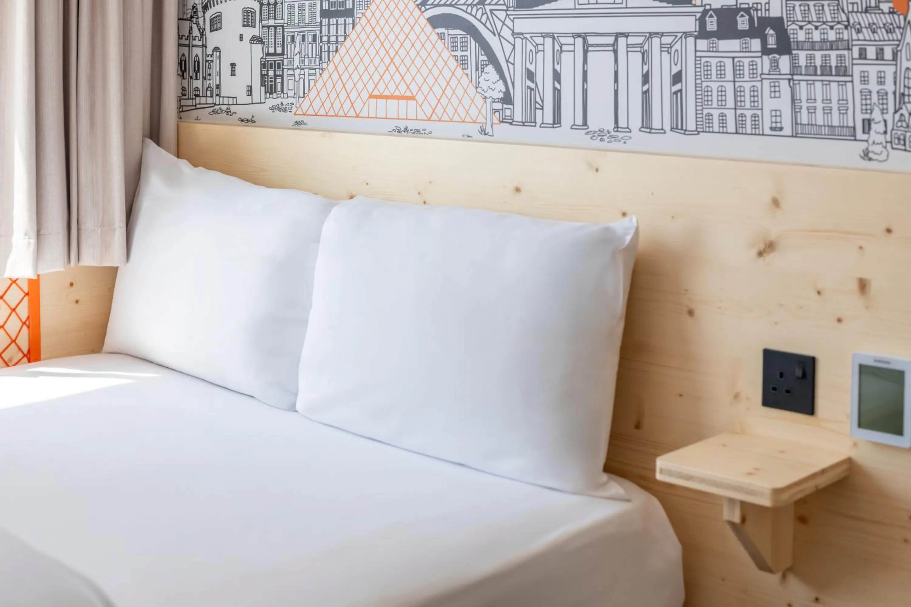 Bedroom, Bed in easyHotel Croydon