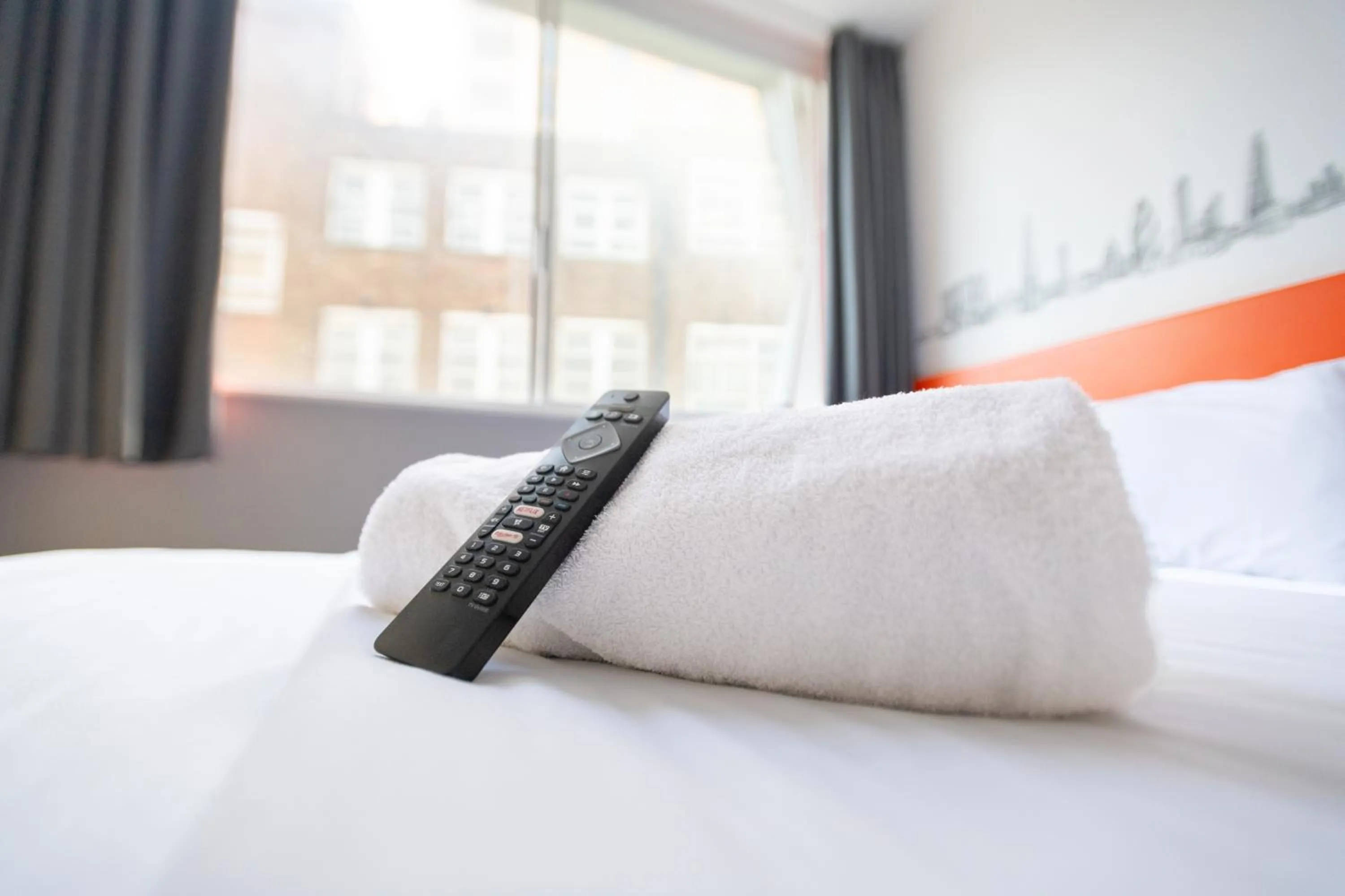 Bedroom, Bed in easyHotel Croydon