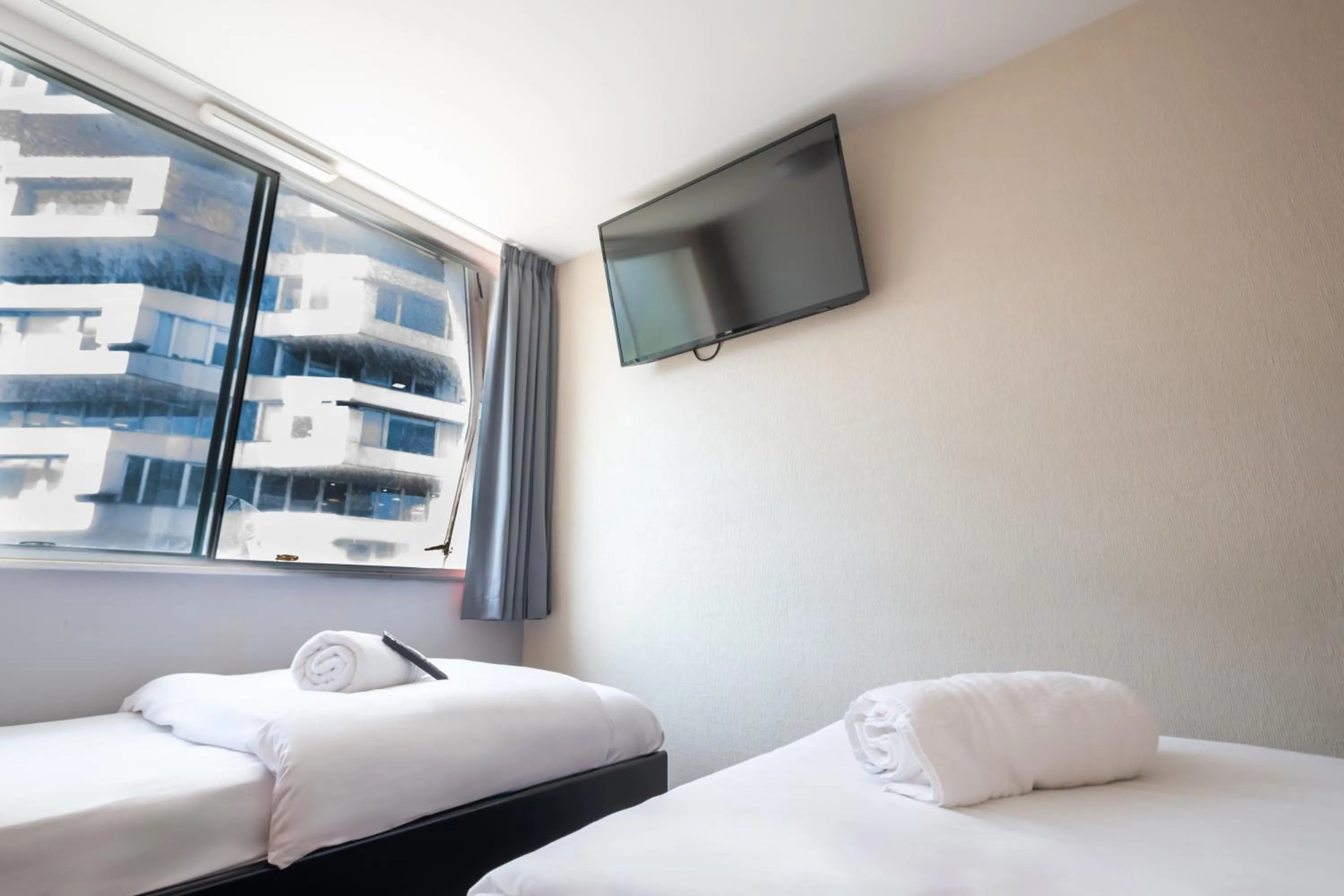 Bedroom, Bed in easyHotel Croydon