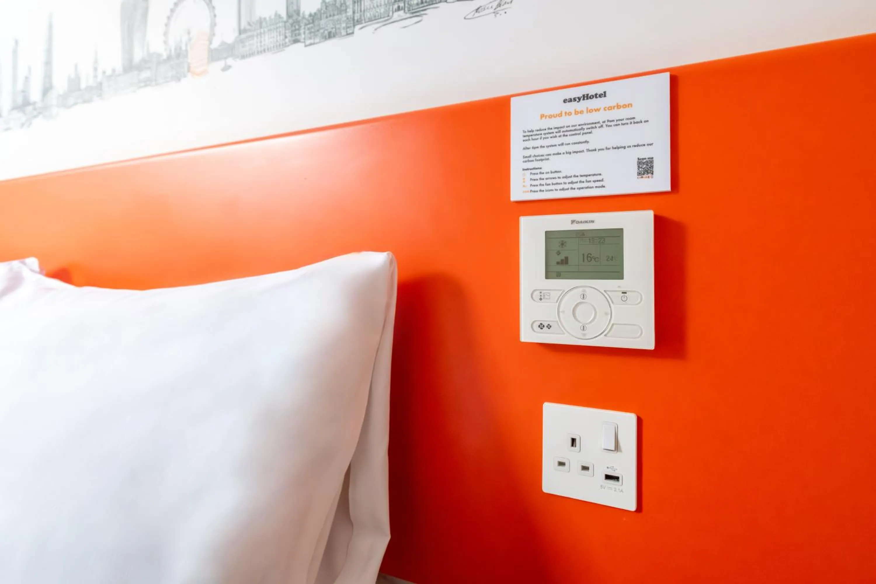air conditioner, Bed in easyHotel Croydon
