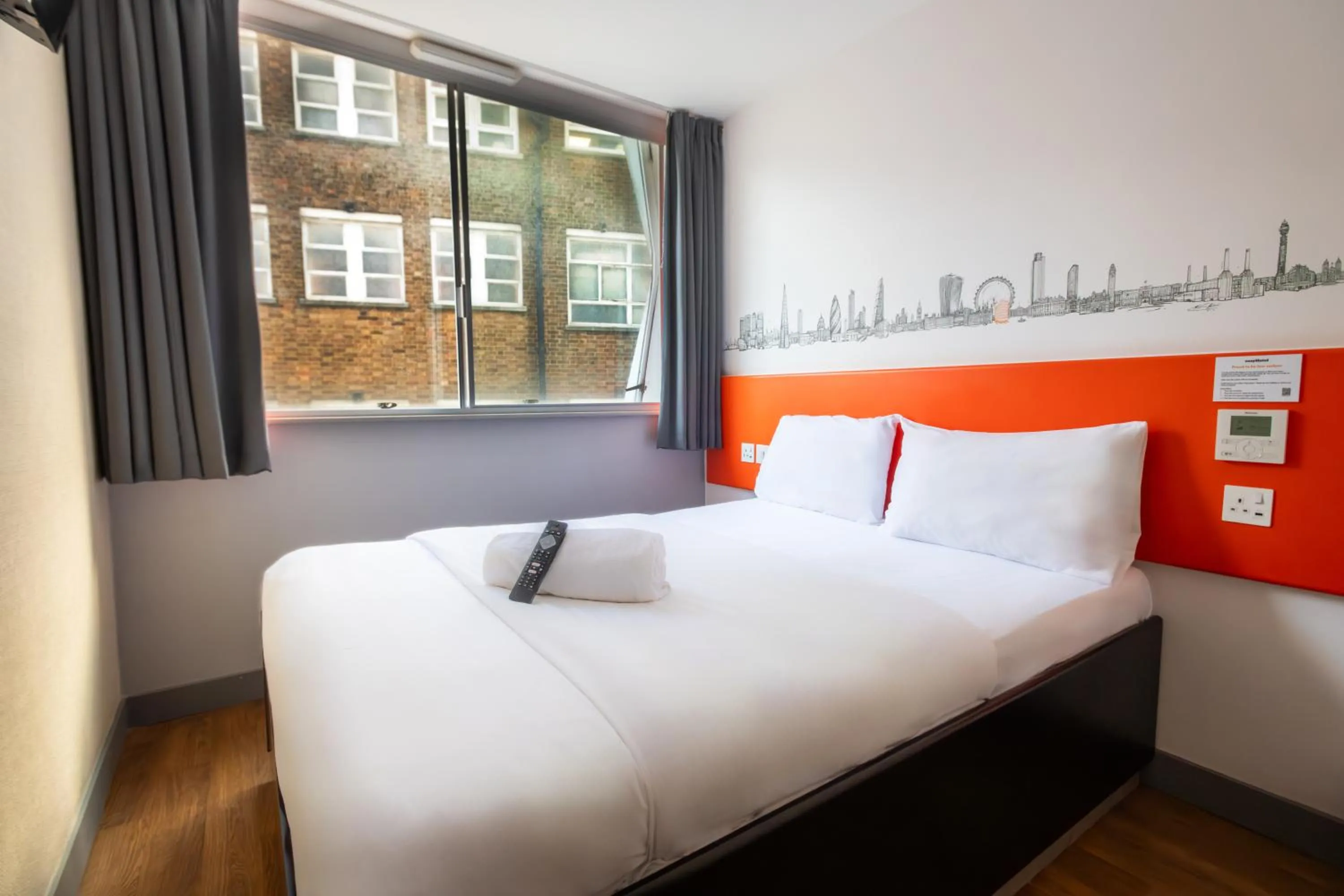 Bedroom, Bed in easyHotel Croydon