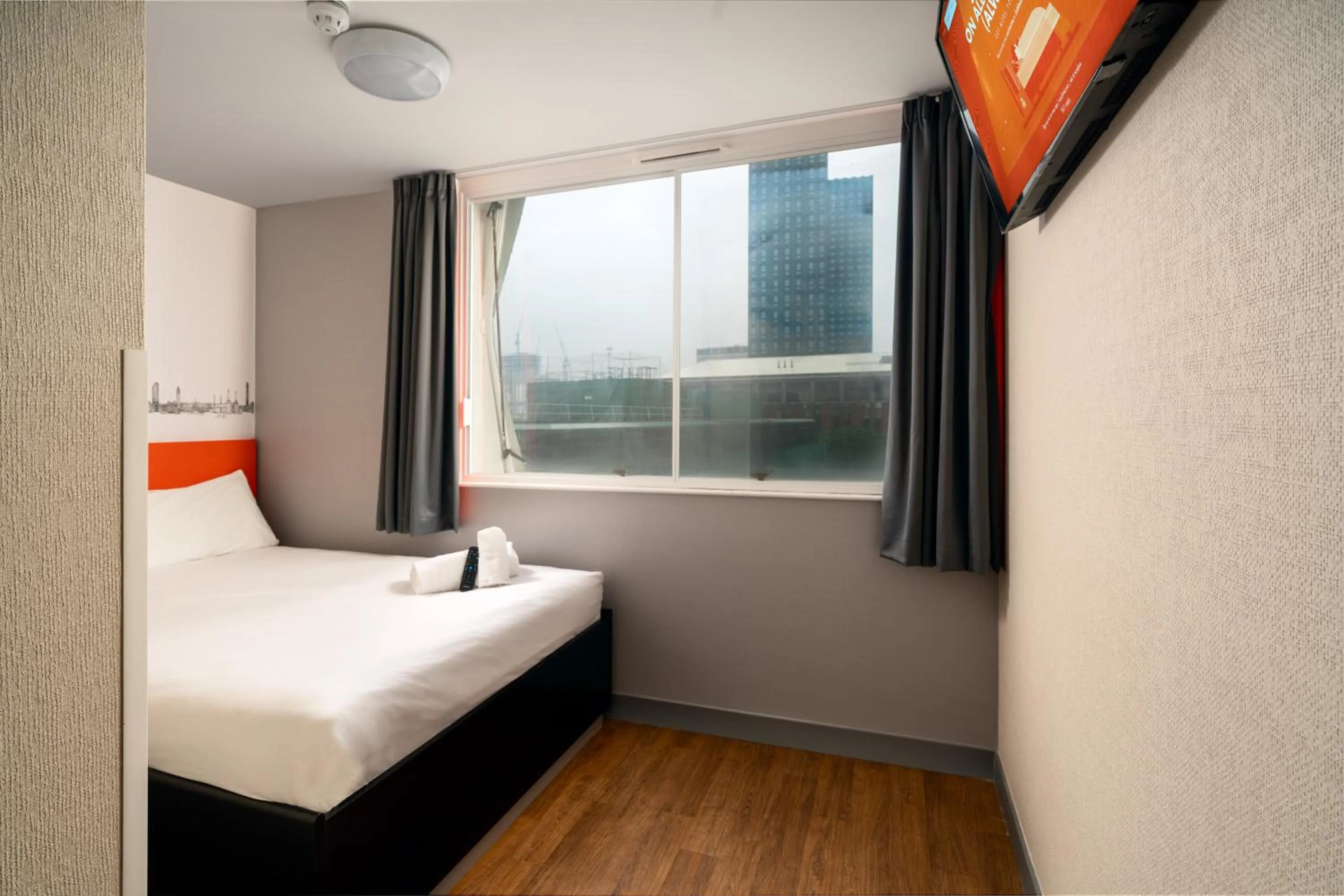 Bedroom, Bed in easyHotel Croydon