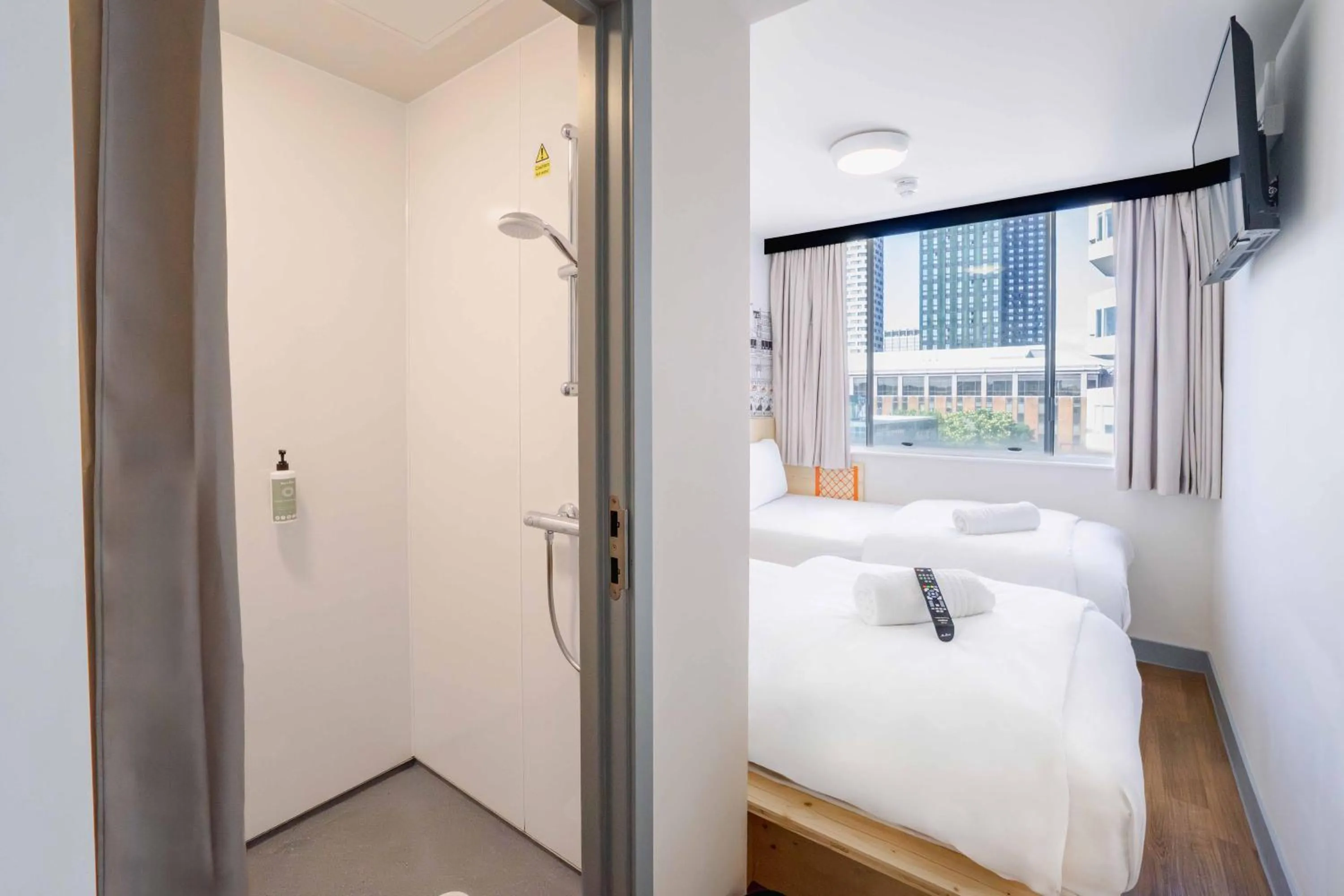 Bedroom, Bed in easyHotel Croydon