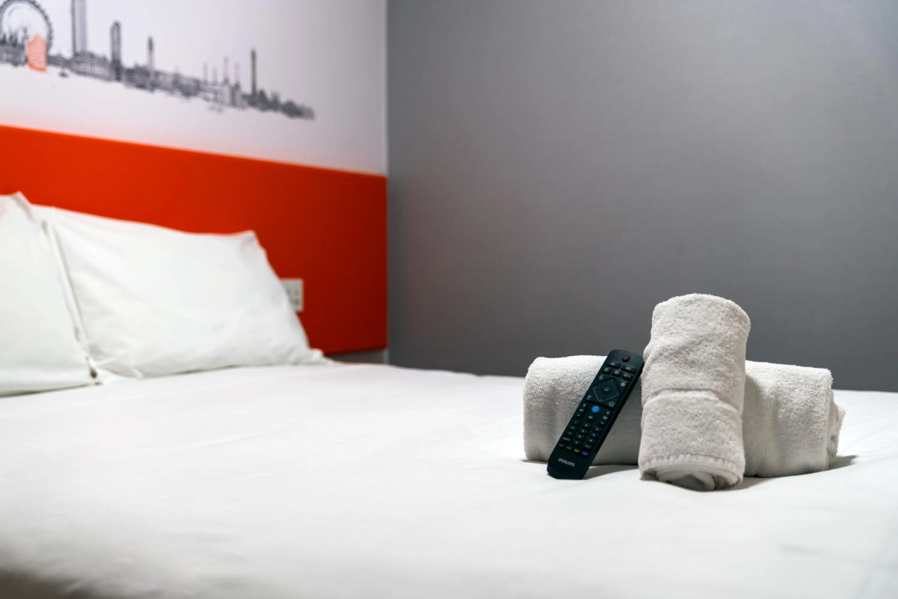 Bedroom, Bed in easyHotel Croydon
