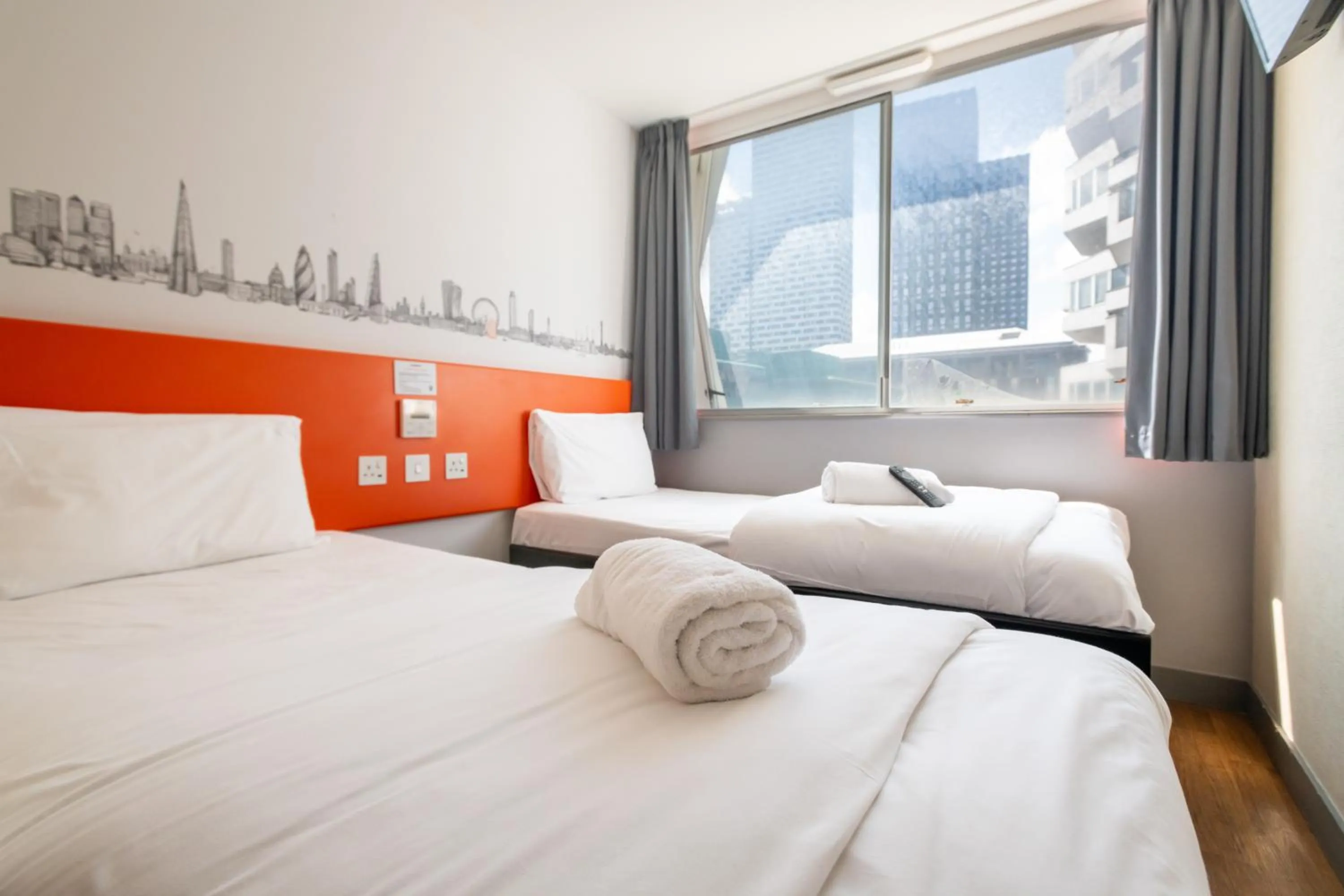 Bedroom, Bed in easyHotel Croydon